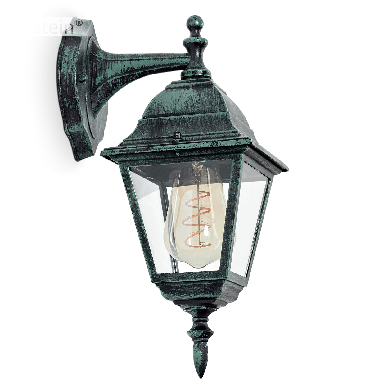 Grüne Wandlampe mit Klarglas, sichtbare Glühbirne. An einer weißen Wand montiert.