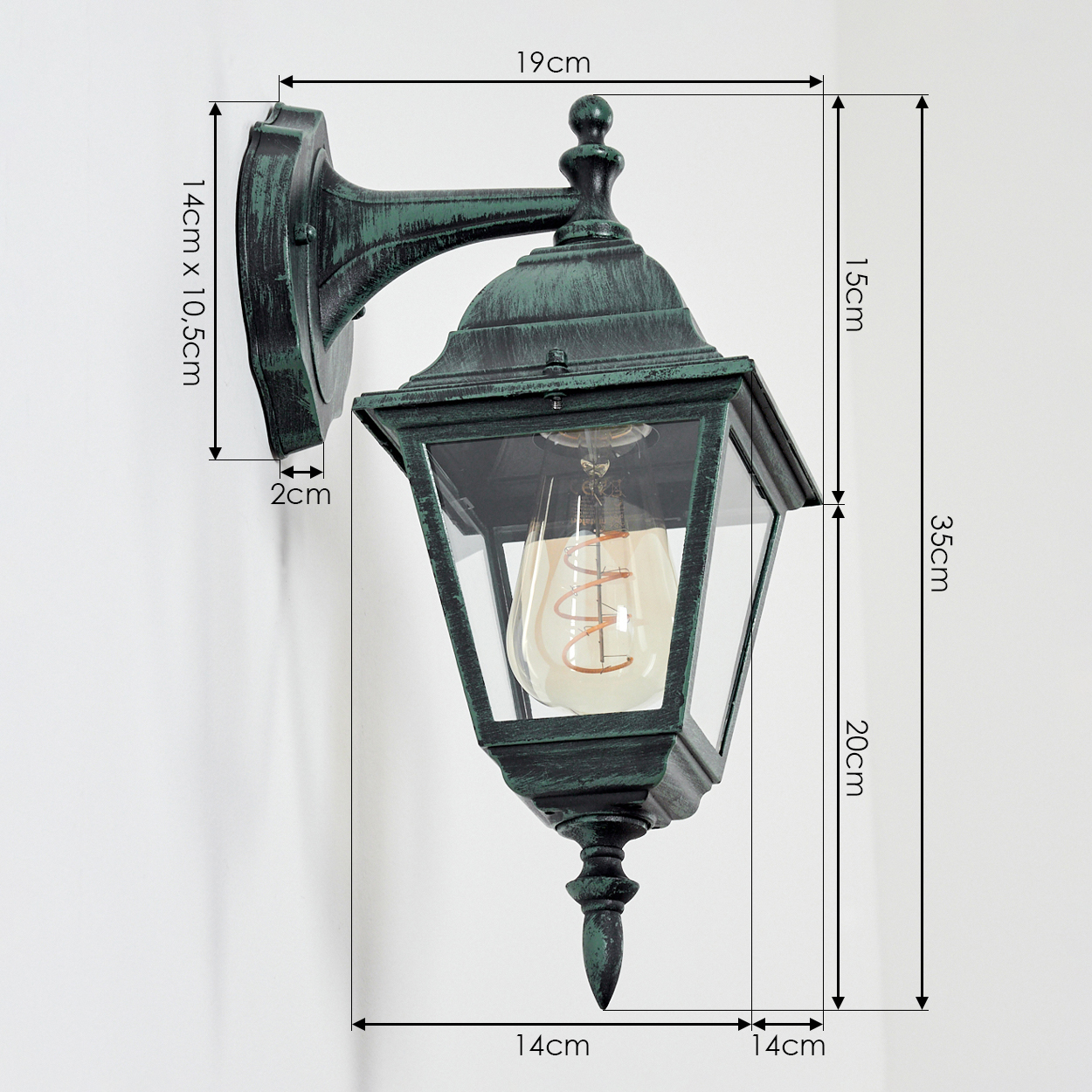 Grüne Wandlampe mit Maßen. Es ist eine Wandlampe mit einer Glühbirne.