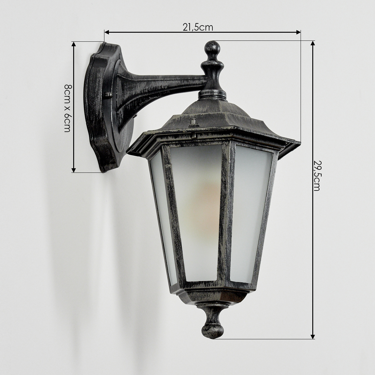 Eine Außenwandleuchte mit Metallic-Finish, Milchglas und Maßangaben. Weißer Hintergrund.