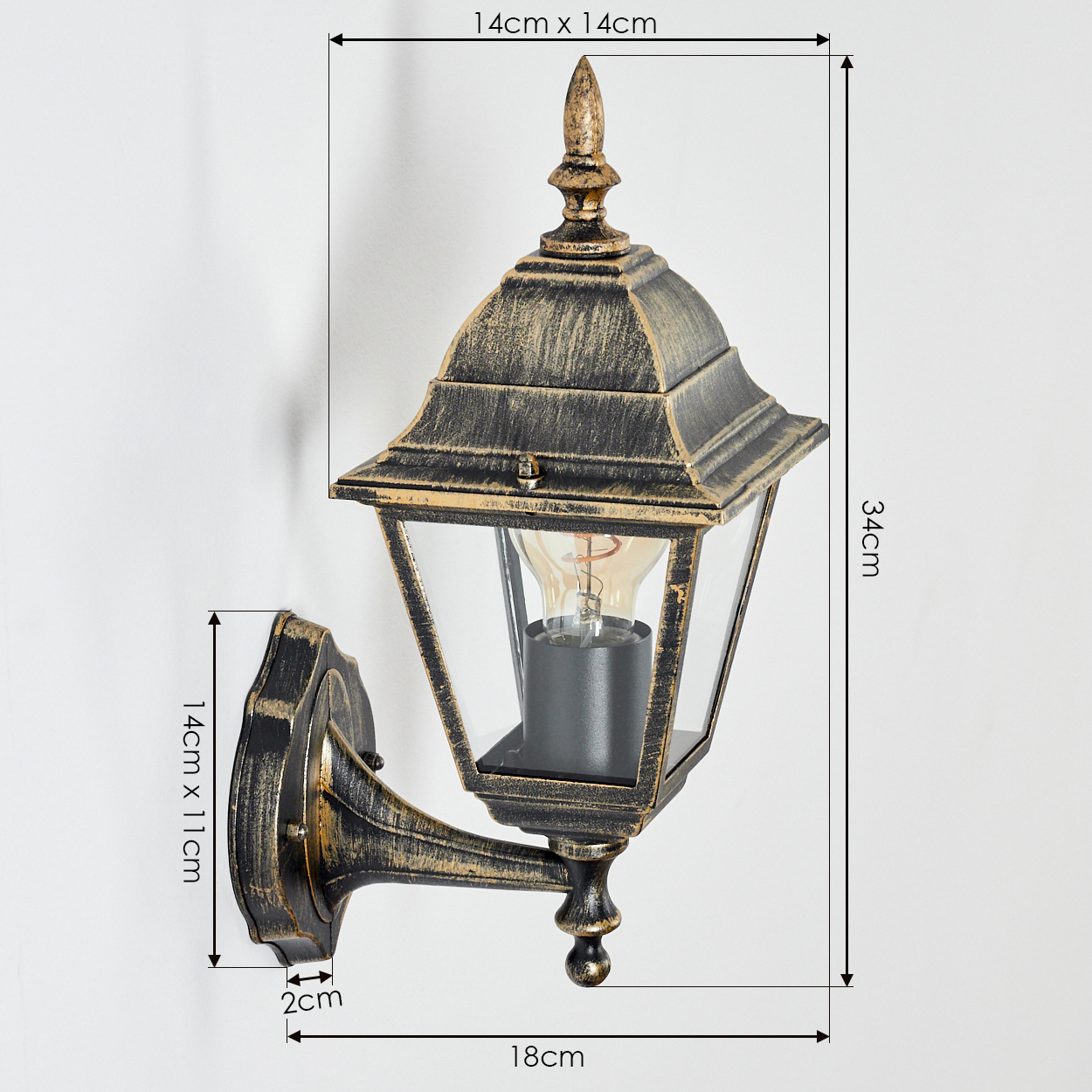 Goldene und schwarze Wandlampe mit Maßen. Hat eine leuchtende Glühbirne, an weißer Wand montiert.