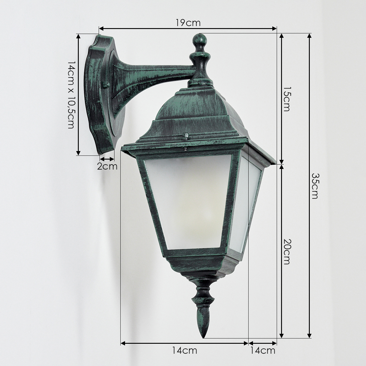 Außenlampe mit Abmessungen, grünem Metallrahmen, Milchglas und einer beleuchteten Glühbirne, vor einer weißen Wand.