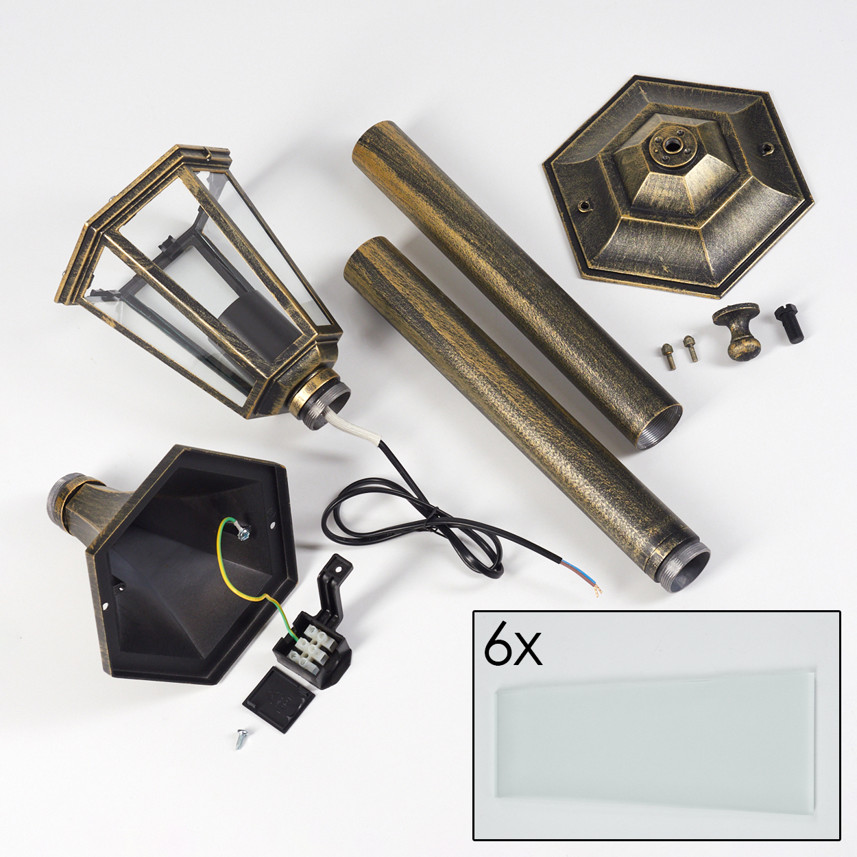 Zerlegte Teile einer Außenlampe auf Weiß, einschließlich Lampenkopf, Pfosten und Sockel.