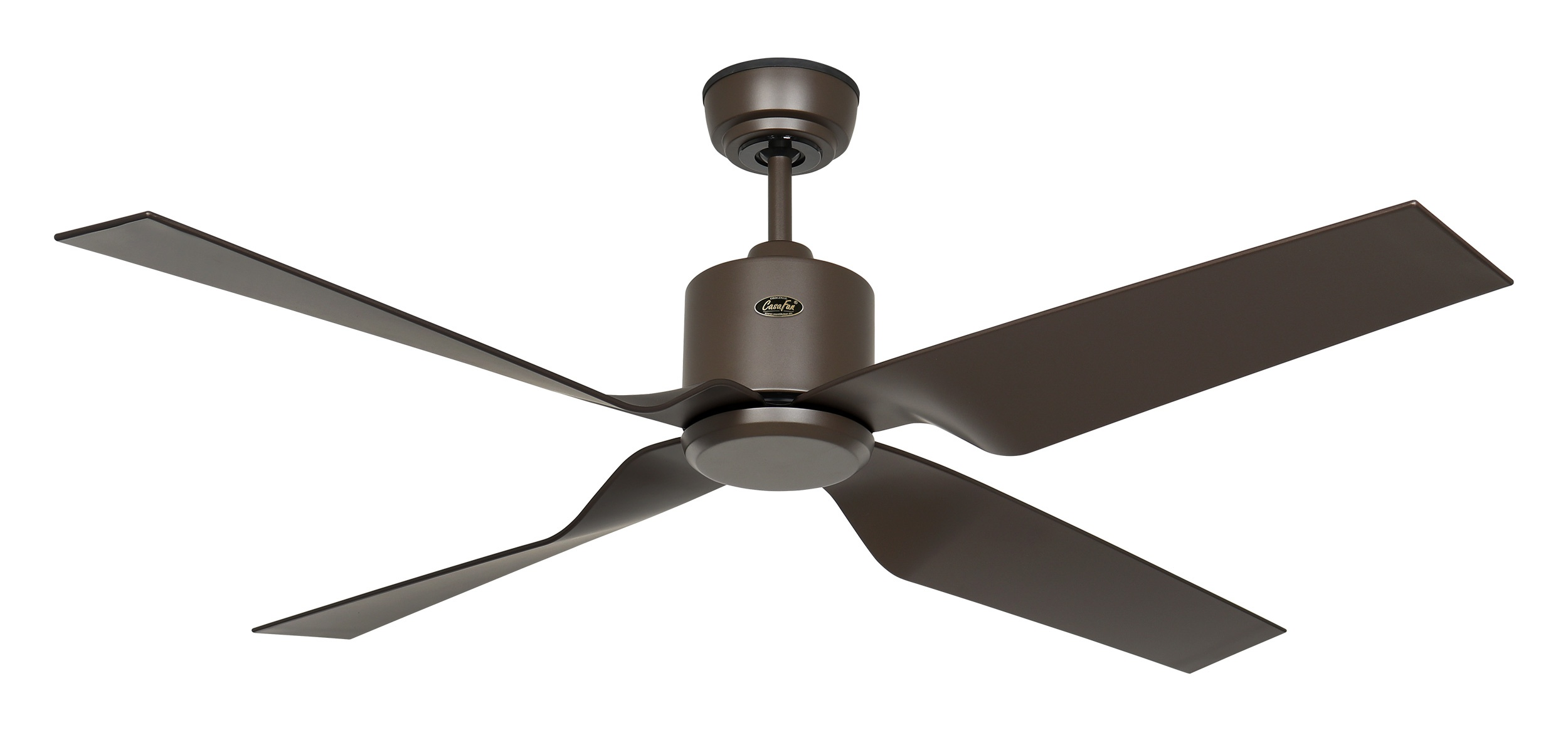 Un ventilatore da soffitto con quattro pale marrone scuro e un alloggiamento motore abbinato, isolato.