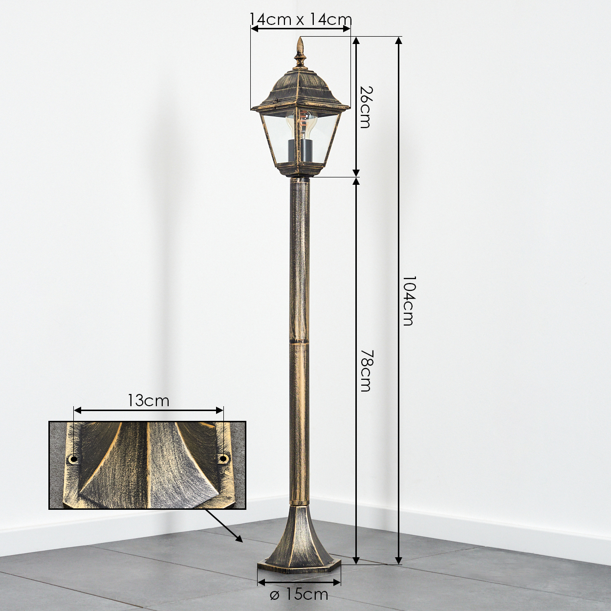 Eine hohe Außenlampe mit Maßen, in einer Ecke platziert. Sie ist gold und schwarz.