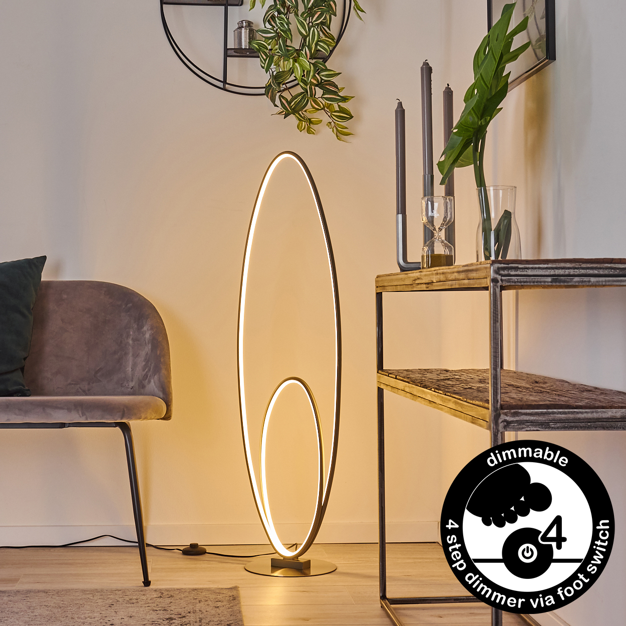 Moderne Stehlampe mit ovalem Design. Sie hat einen Dimmschalter, einen grauen Samtstuhl und ein Regal mit Pflanzen.