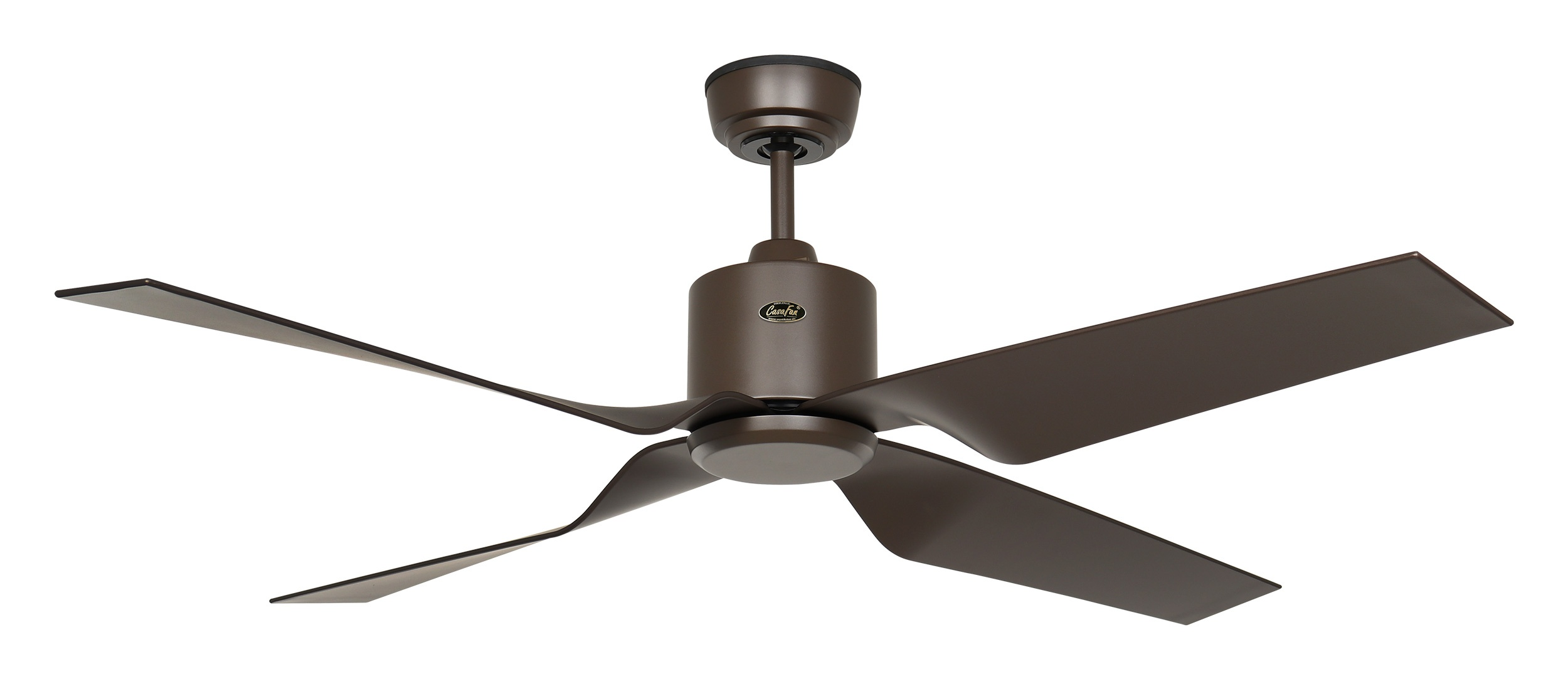 Un ventilatore da soffitto marrone con quattro pale. Le pale sono angolate. Si trova su uno sfondo bianco.