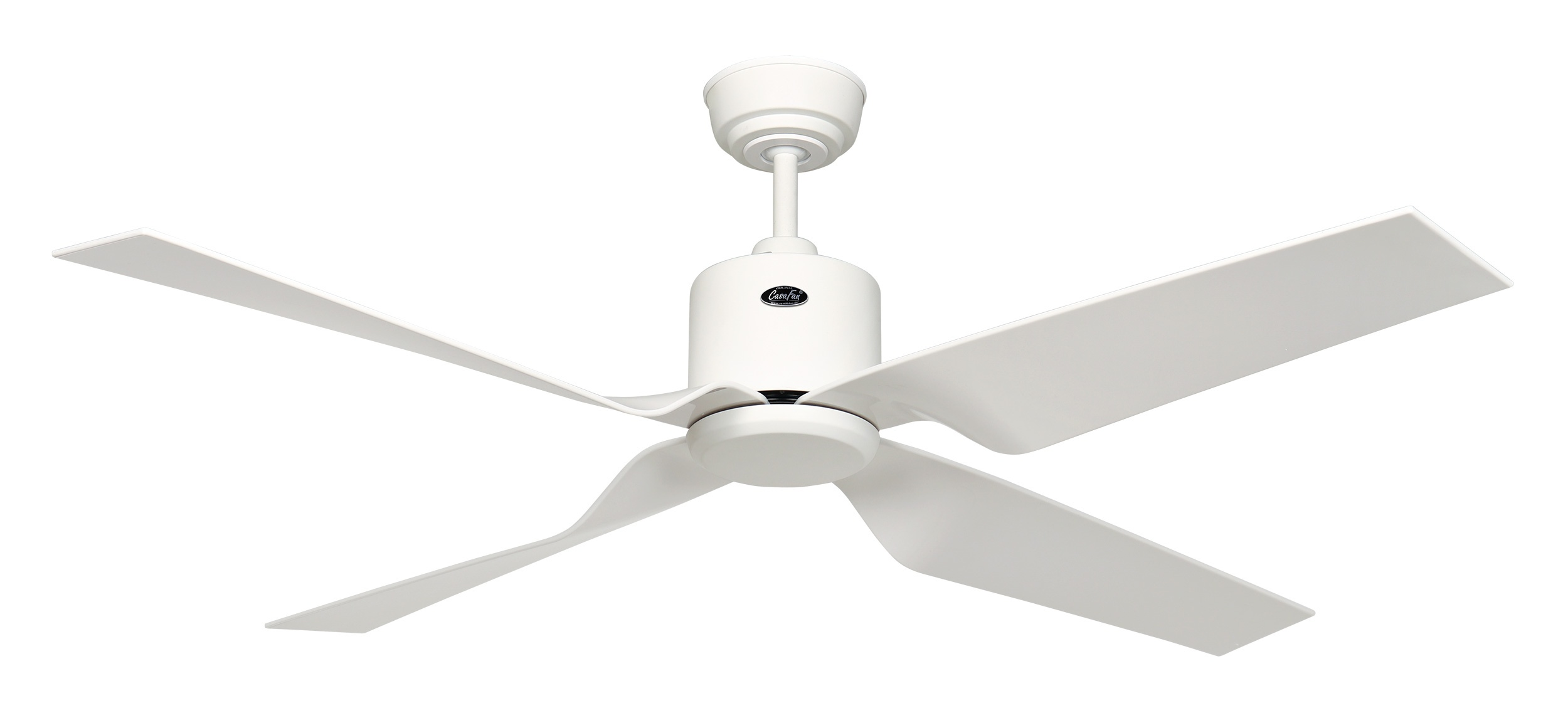 Ventilatore da soffitto bianco con quattro pale. Il ventilatore è su sfondo bianco.