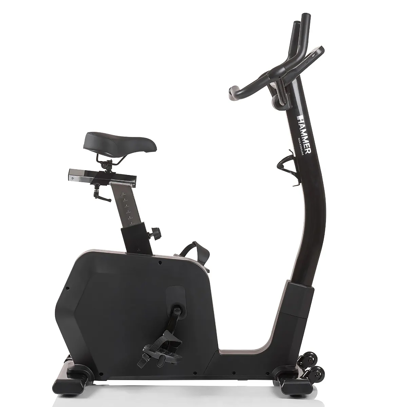 Ein schwarzes stationäres Trainingsfahrrad. Es hat einen Sitz, einen Lenker und Pedale.