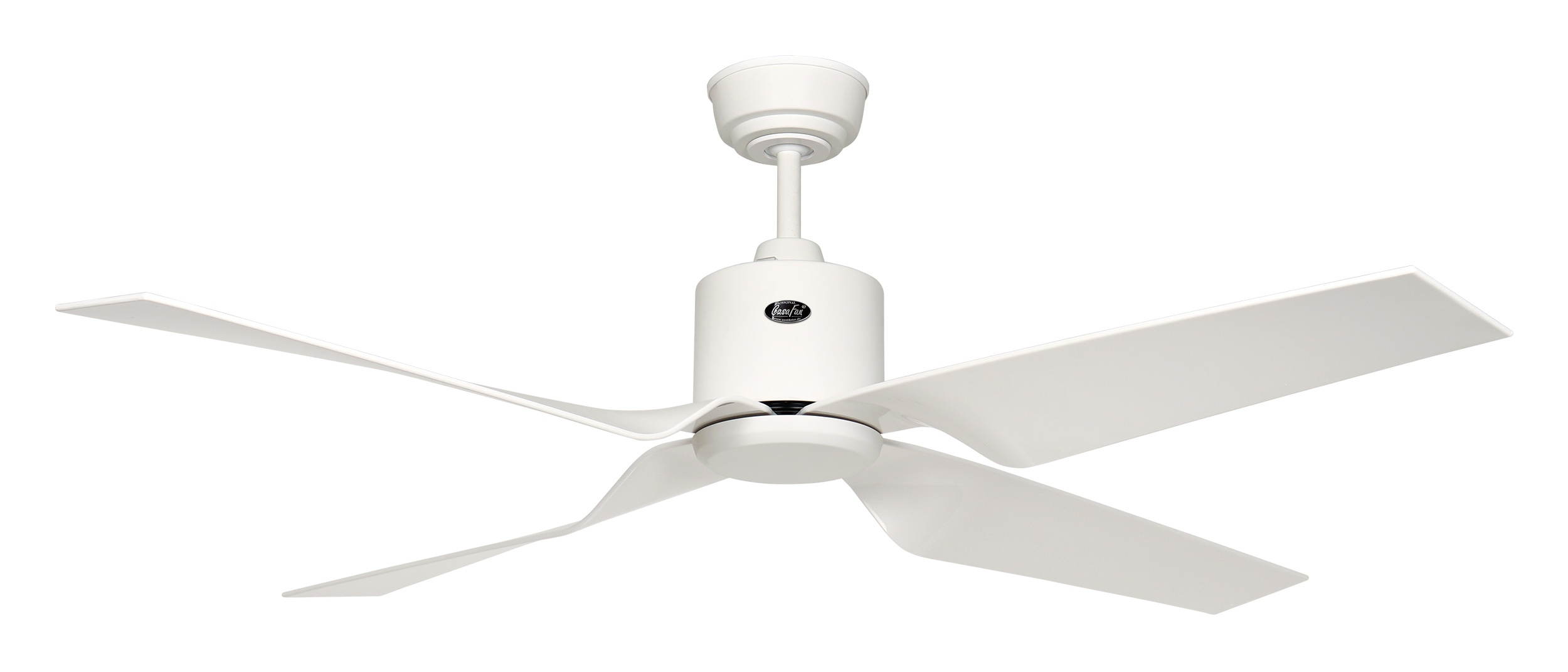 Ventilatore da soffitto bianco con quattro pale. Il ventilatore è su sfondo bianco.