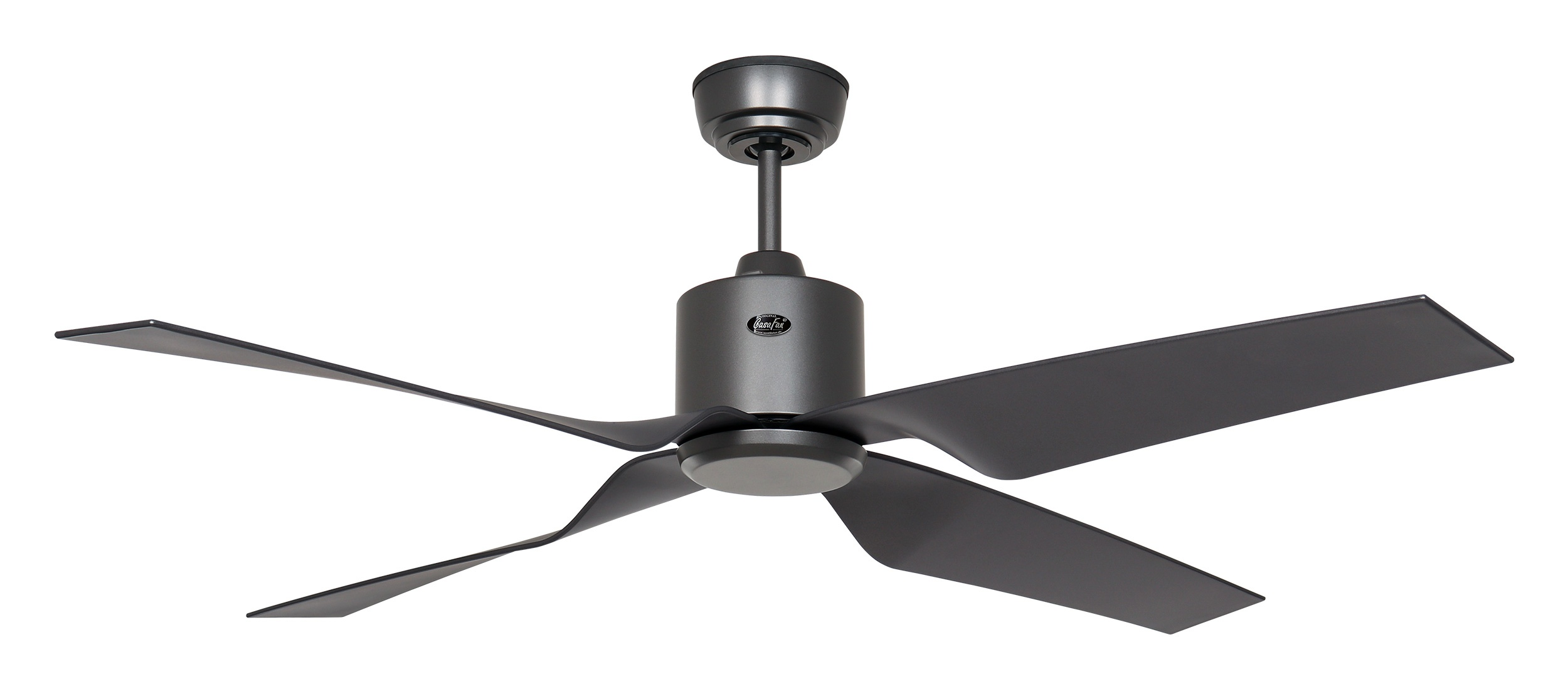 Ein dunkelgrauer Deckenventilator mit vier Flügeln. Der Ventilator steht vor weißem Hintergrund.