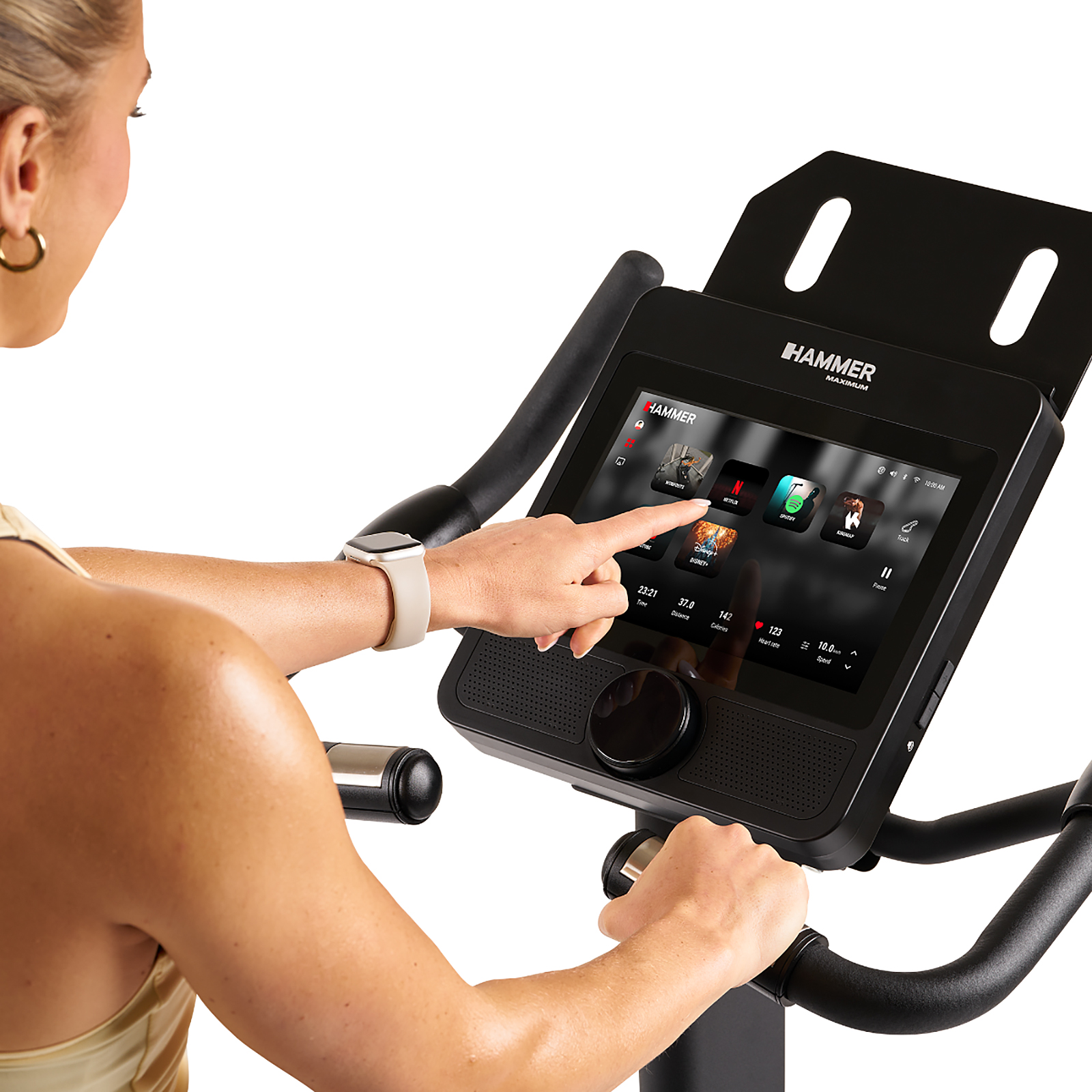 Eine Frau benutzt den Touchscreen eines schwarzen Heimtrainers mit verschiedenen App-Symbolen.