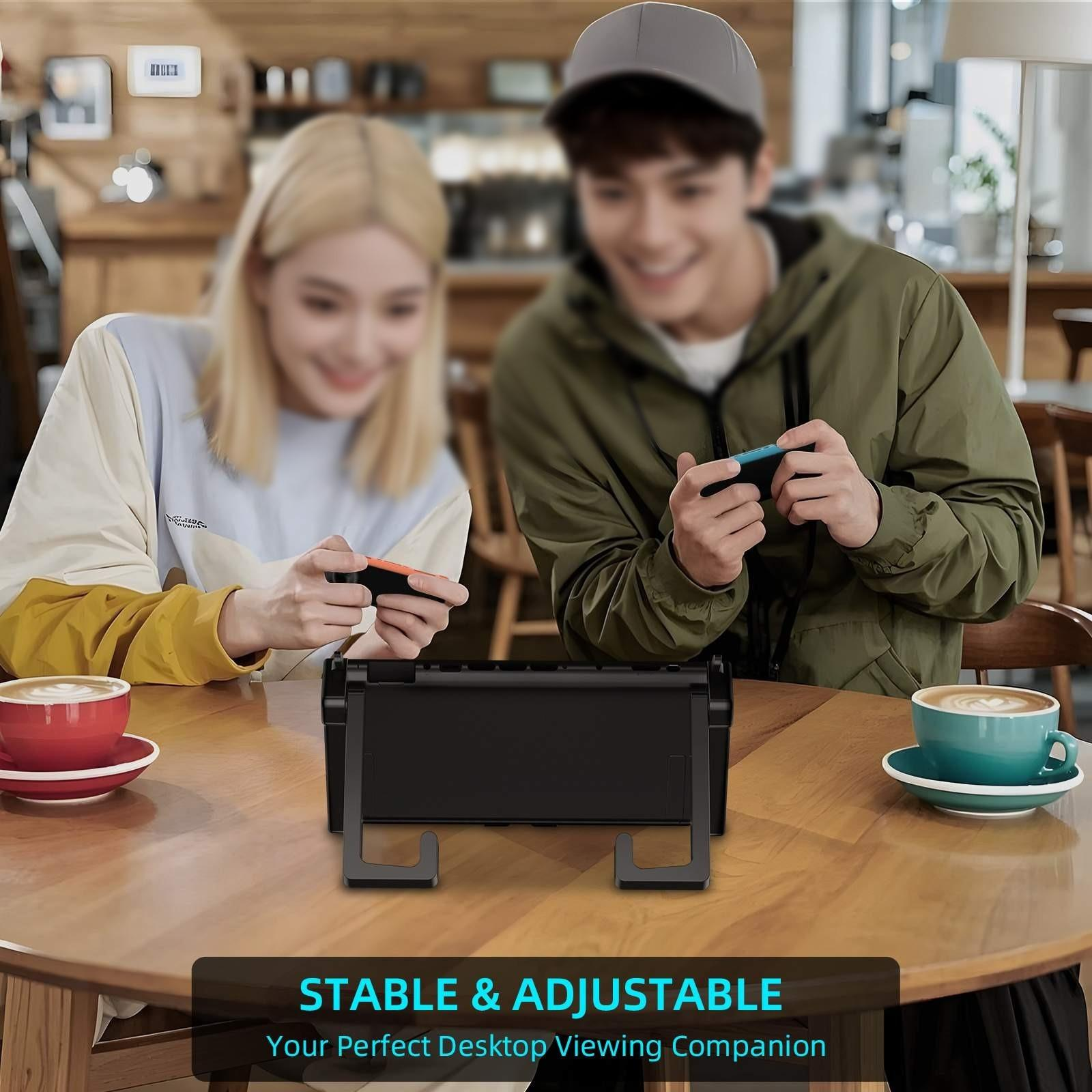 Personen sitzen an einem Tisch und benutzen ein Tablet. Der Tisch hat einen Ständer mit der Aufschrift „Stable & Adjustable“.