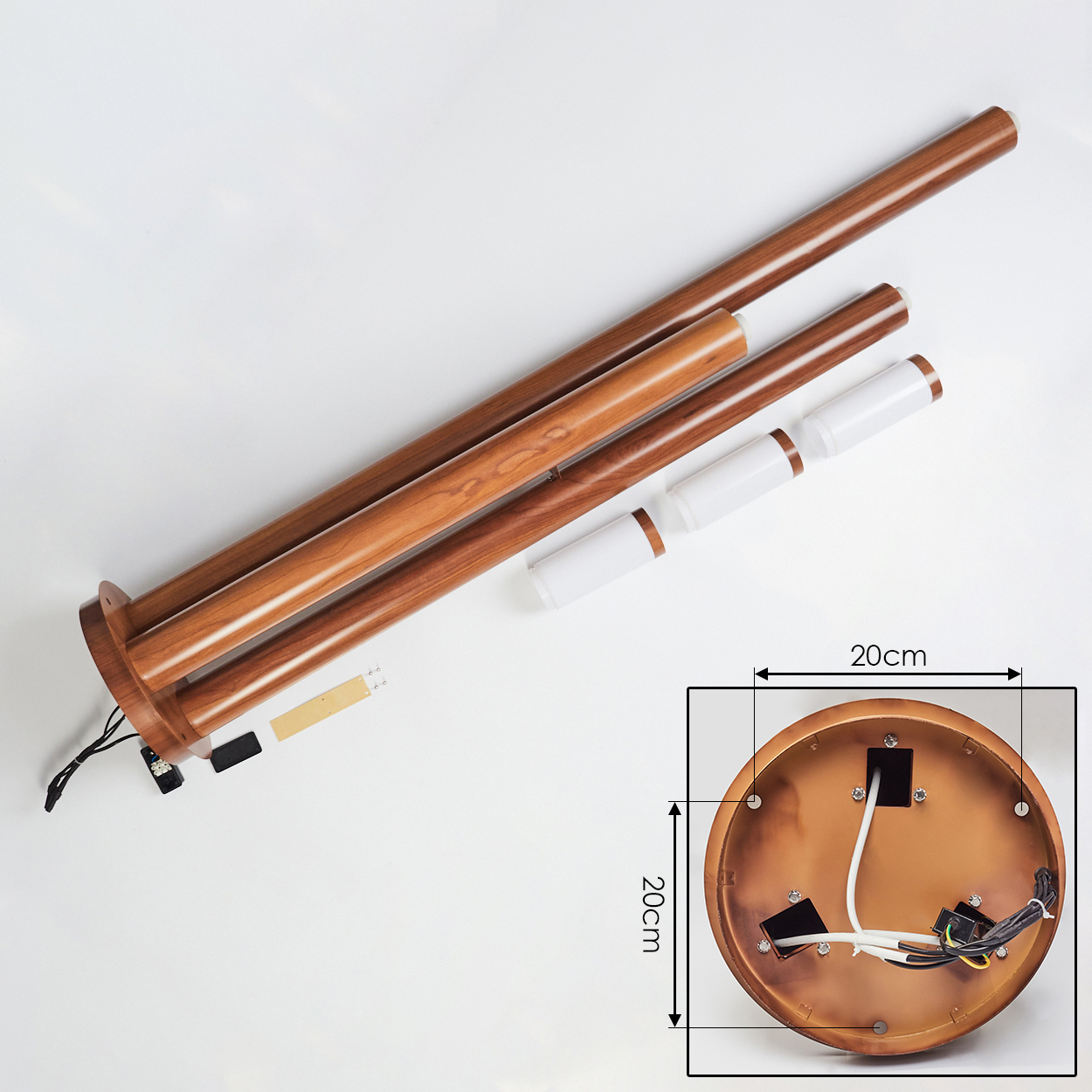 Eine Holzlampe zerlegt. Der Sockel ist braun, mit Holzstangen und weißen zylindrischen Lichtern. Weißer Hintergrund.