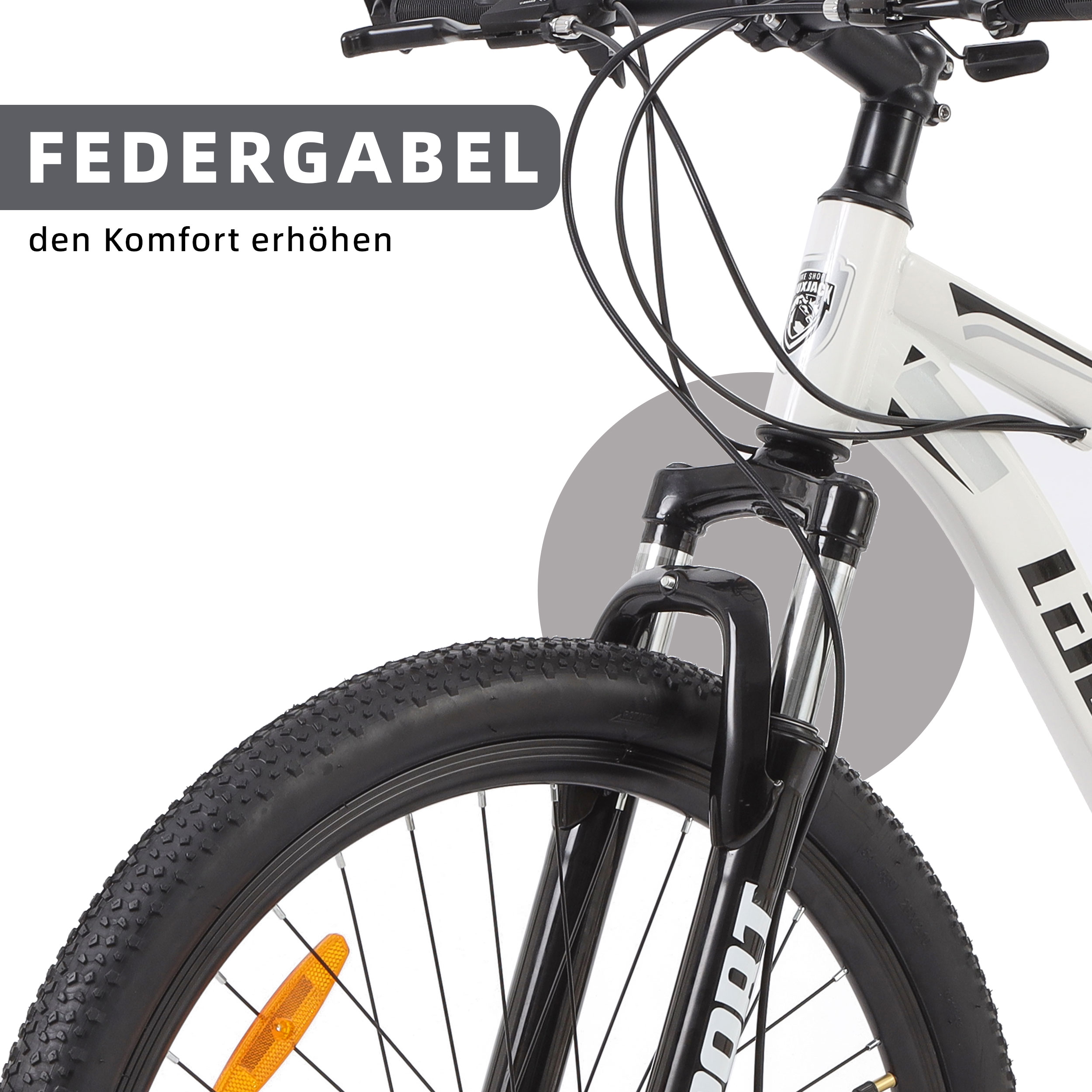 Nahaufnahme der Vorderradgabel eines weißen Fahrrads, die den Reifen und das Federungssystem zeigt.