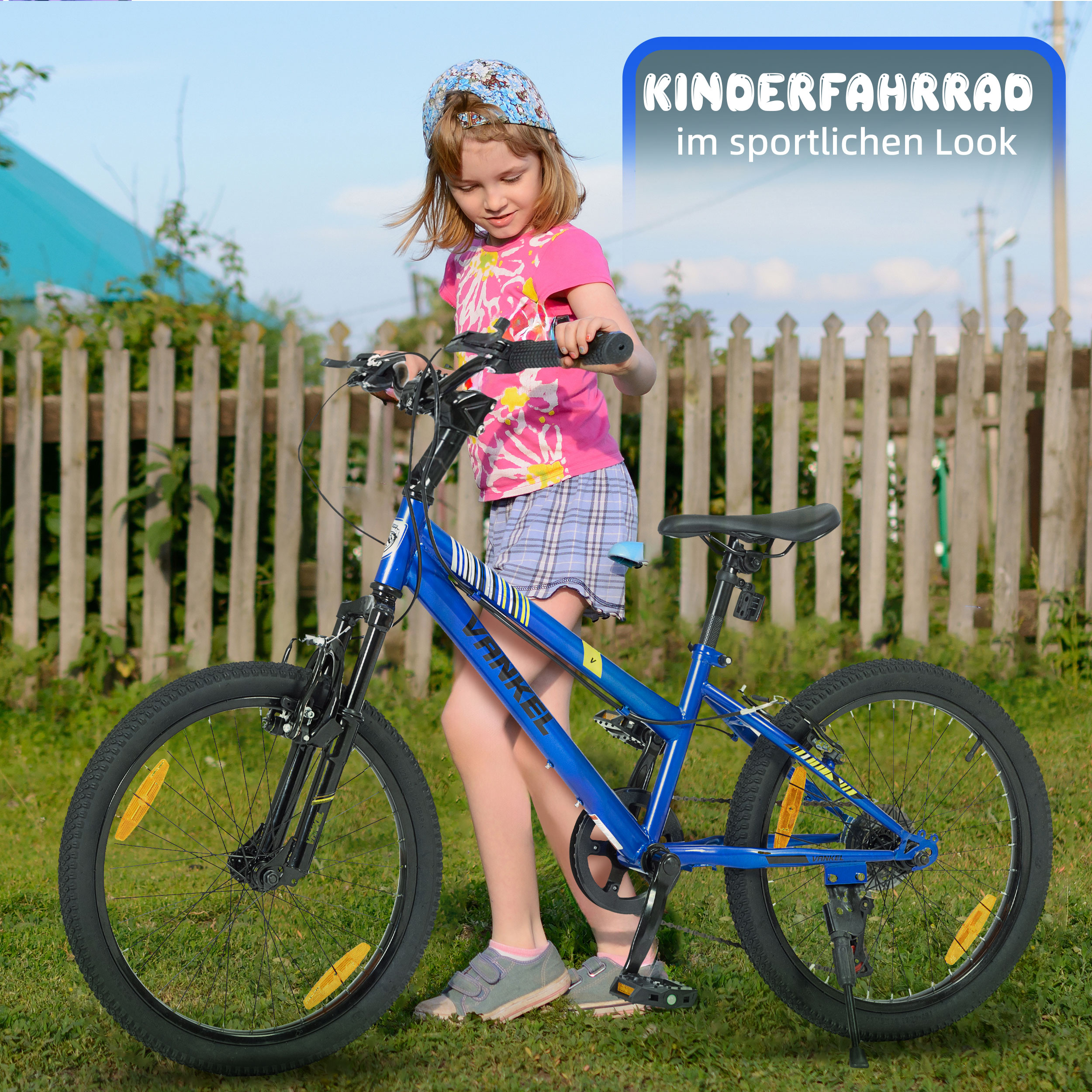 Ein Mädchen steht mit einem blauen Fahrrad vor einem Zaun. Sie trägt ein rosa Hemd und graue Schuhe. Das Fahrrad hat einen Ständer.