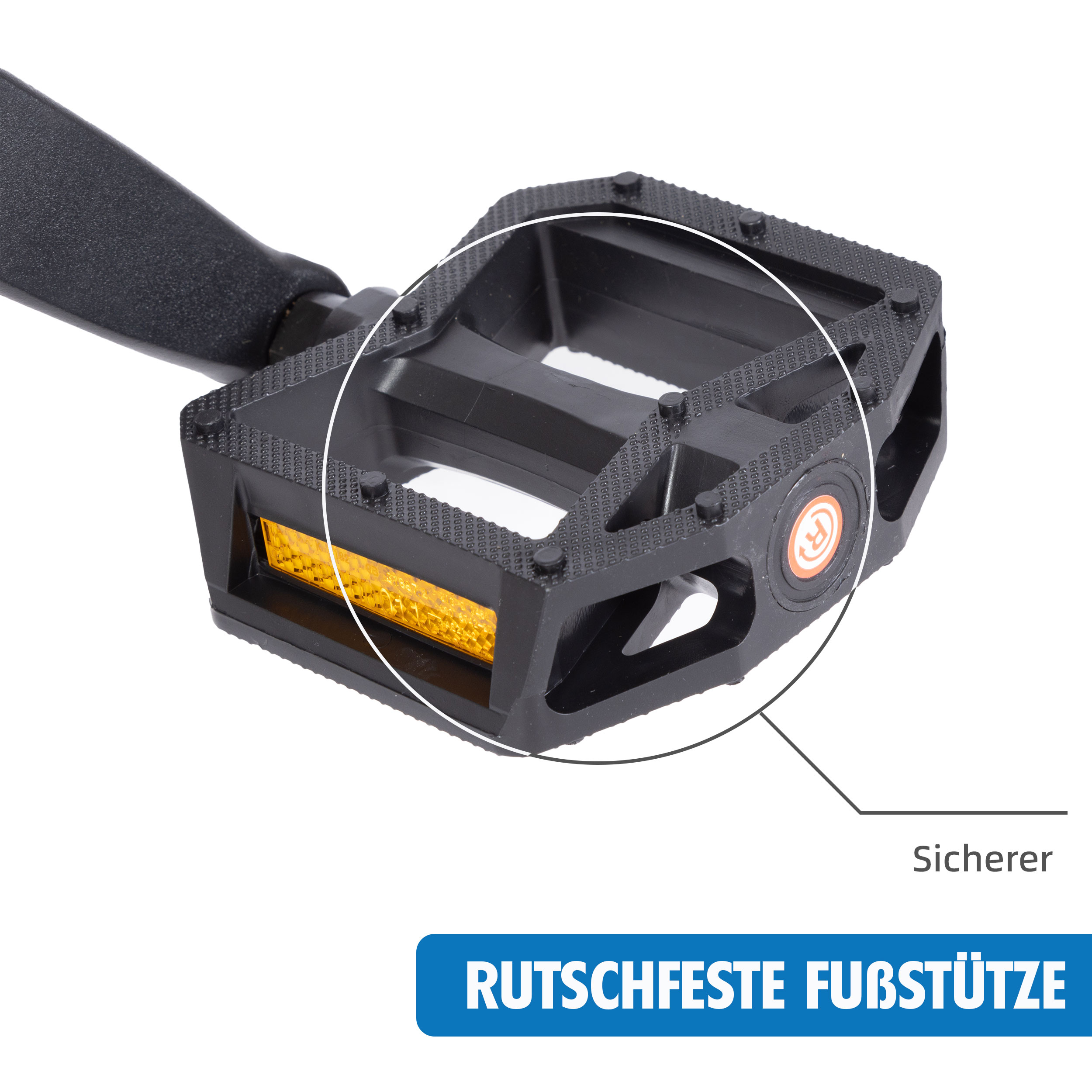 Nahaufnahme eines schwarzen Fahrradpedals mit strukturierter Oberfläche und gelbem Reflektor.