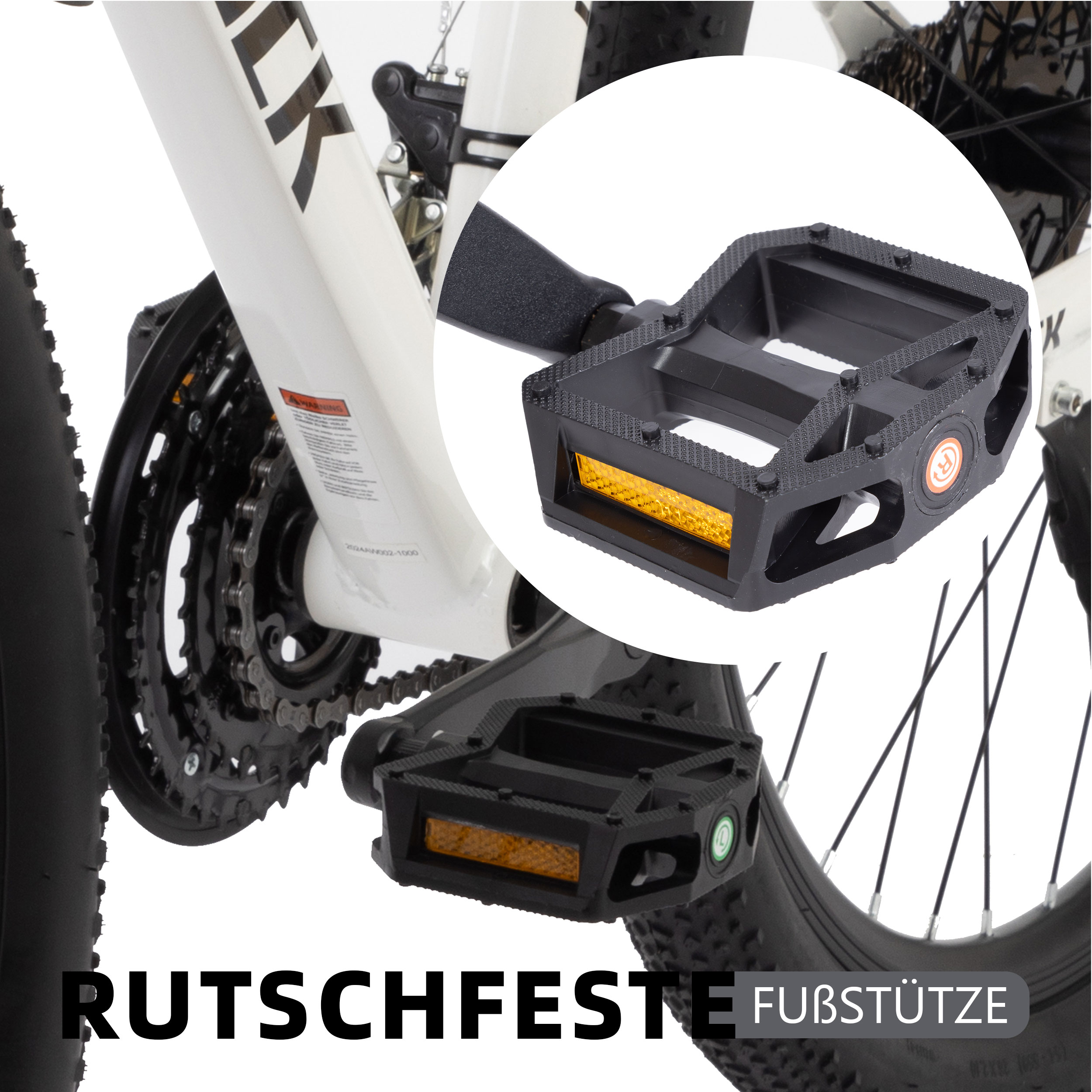 Nahaufnahme eines schwarzen Fahrradpedals mit strukturierter Oberfläche und gelbem Reflektor.
