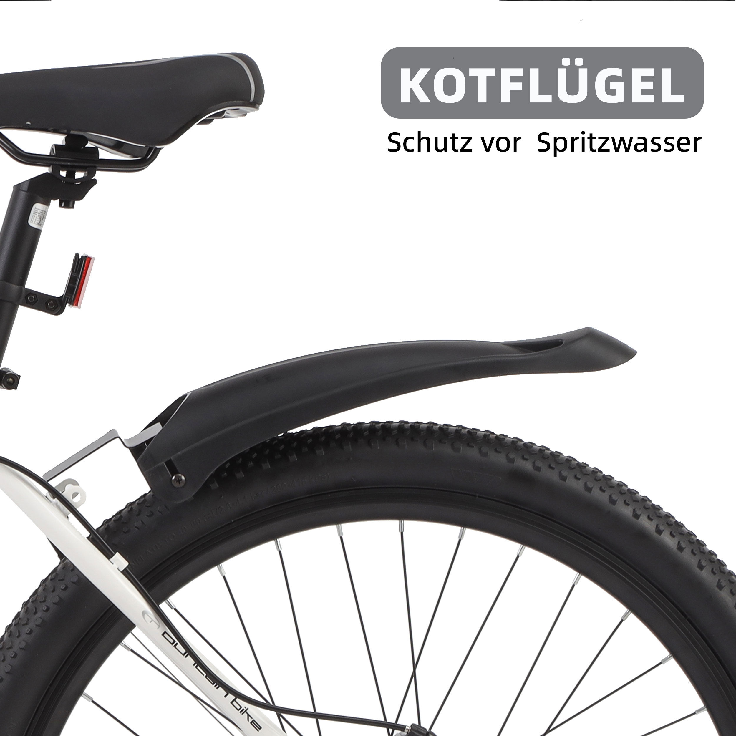 Nahaufnahme eines Fahrrad-Hinterrads mit schwarzem Schutzblech. Der Reifen ist schwarz und der Hintergrund weiß.