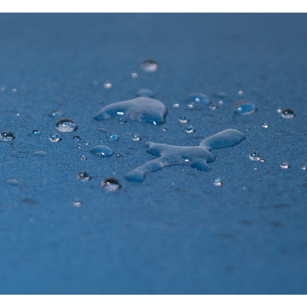 Nahaufnahme von Wassertropfen auf einer blauen Oberfläche, was auf Wasserbeständigkeit hinweist.