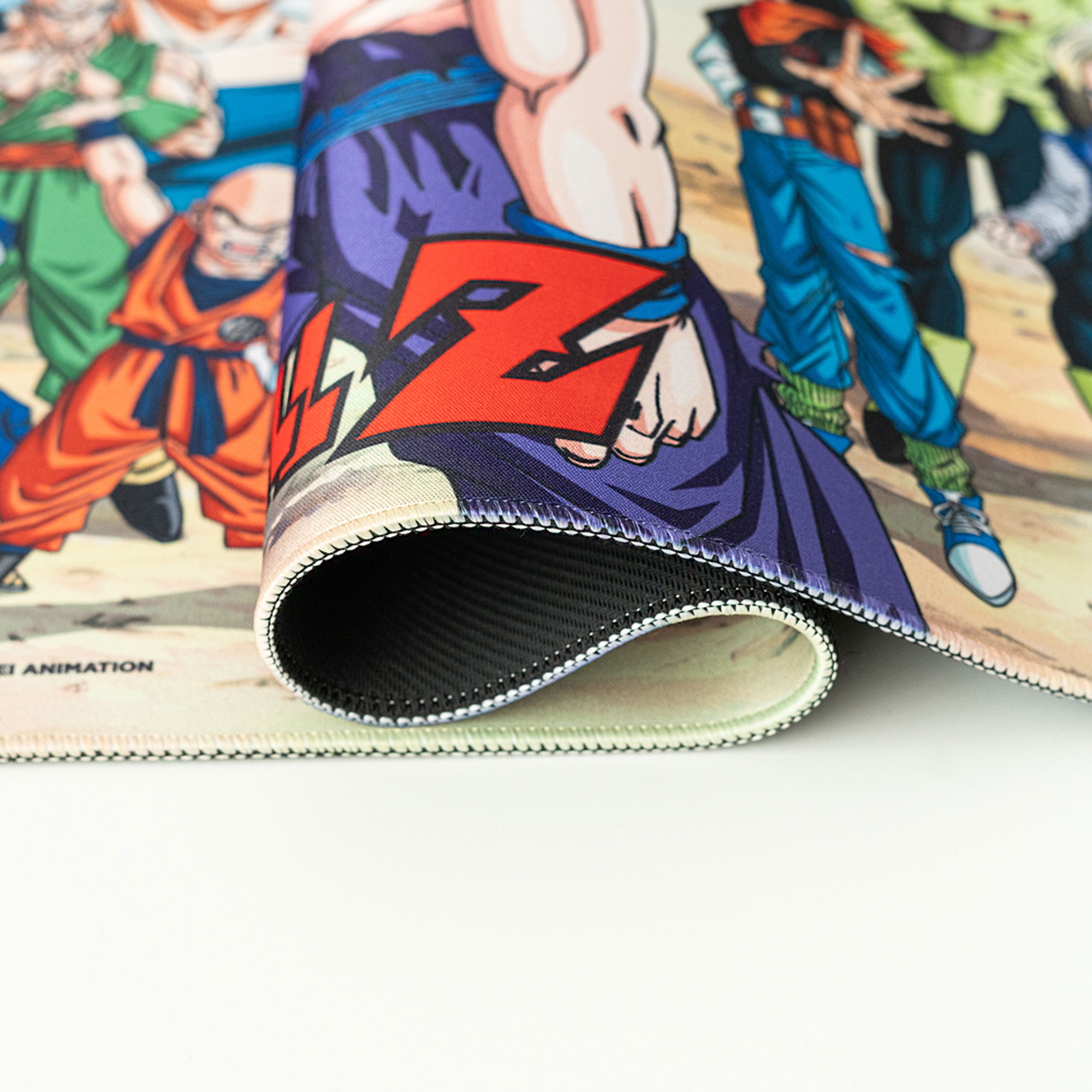 Gerolltes Mauspad mit Dragon Ball Z-Charakteren, detaillierter Nahaufnahme.