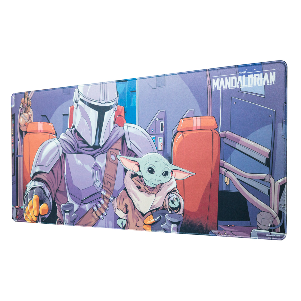 Ein Star Wars-Mauspad. Mandalorianer und Grogu sitzen in einem Schiff. Der Hintergrund ist ein Schiffsinnenraum.