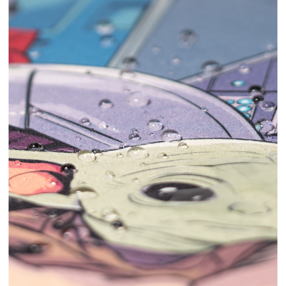 Nahaufnahme eines Mauspads mit Baby Yoda und Star Wars-Thema, mit Wassertropfen.