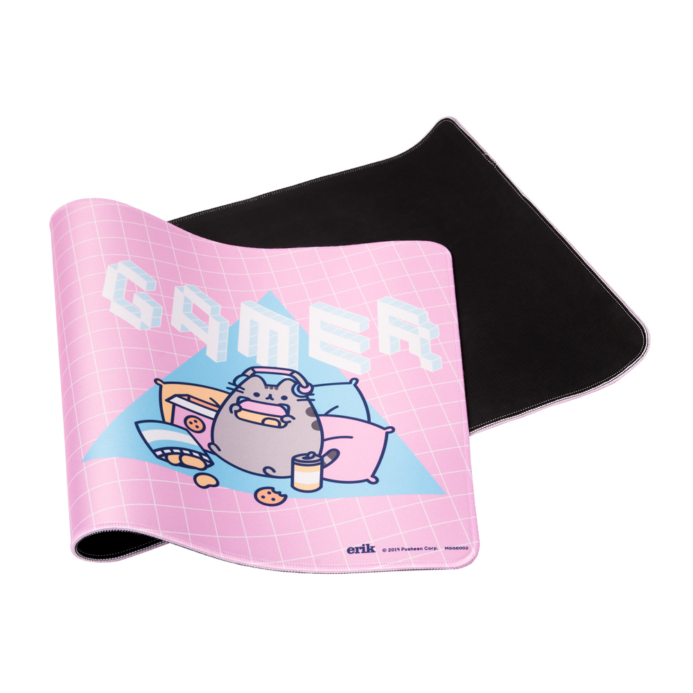 Rosa Mousepad mit einem 'Gamer'-Design, Pusheen-Katze und Gaming-Zubehör.