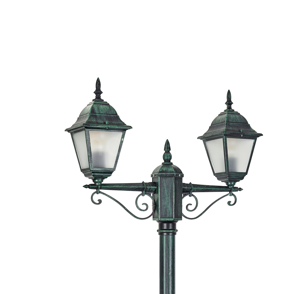 Grüner Laternenpfahl mit zwei Lampen, vor weißem Hintergrund. Die Lampen haben ein verziertes Design.