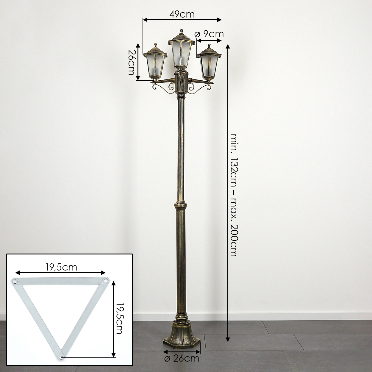 Ein hoher, dekorativer Laternenpfahl mit drei Lampen, Abmessungen und einem Detail der Halterung.