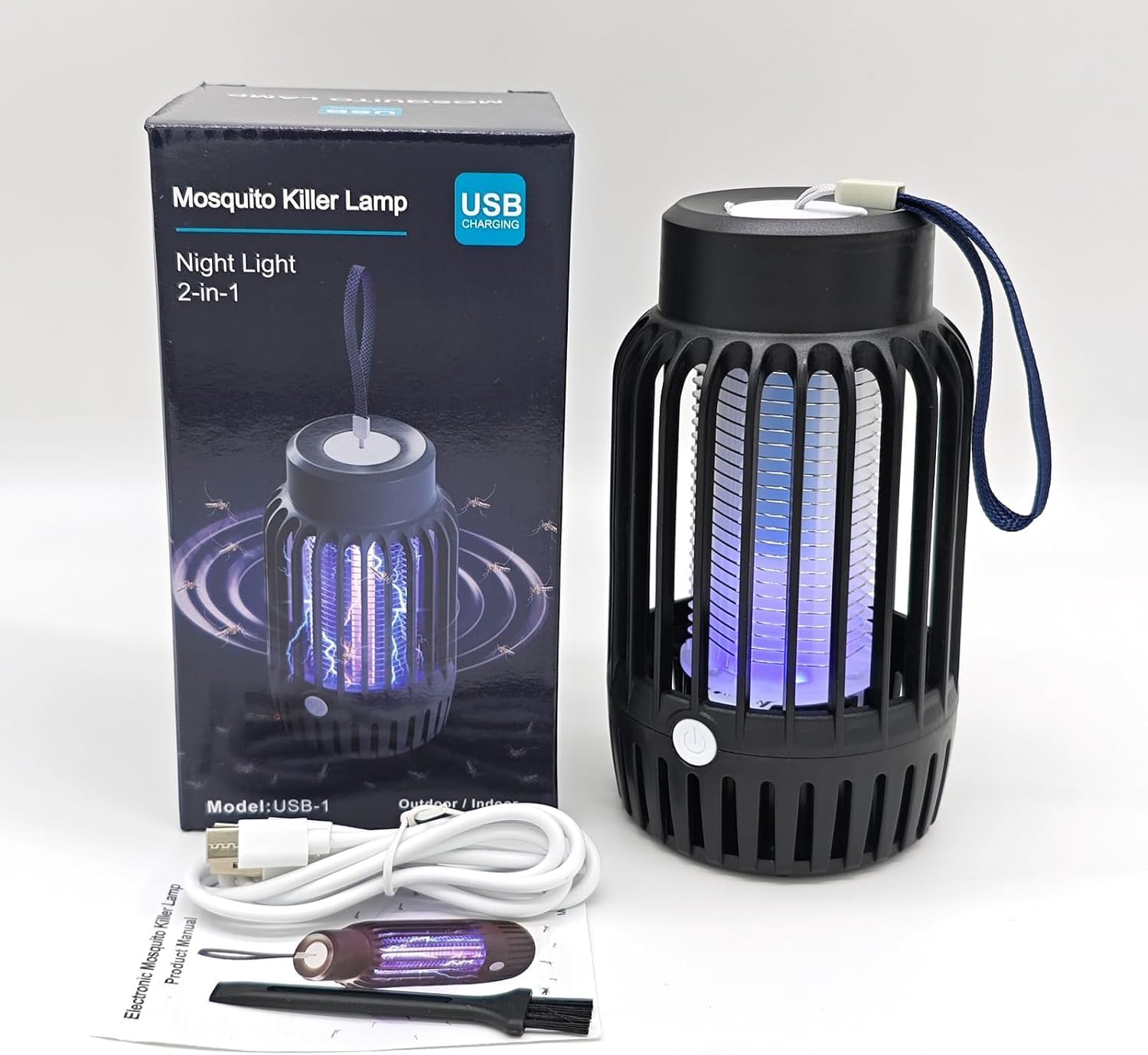 Eine schwarze Mückenvernichter-Lampe mit Schachtel und Zubehör vor weißem Hintergrund.