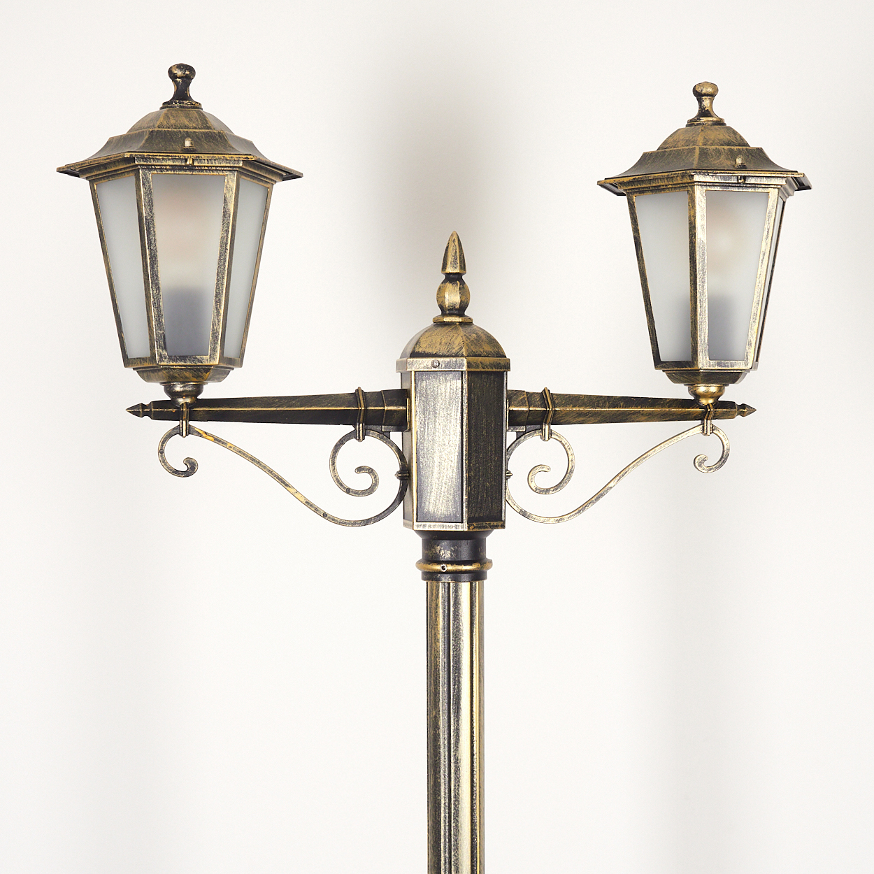 Straßenlaterne mit zwei Lichtern, Gold und Schwarz. Die Lampen haben Milchglas und ein dekoratives Design.