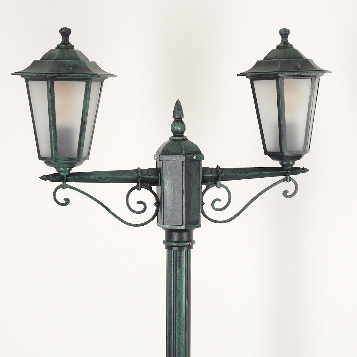 Straßenlaterne mit zwei Lichtern, grün und schwarz. Die Lampen haben Milchglas und ein dekoratives Design.
