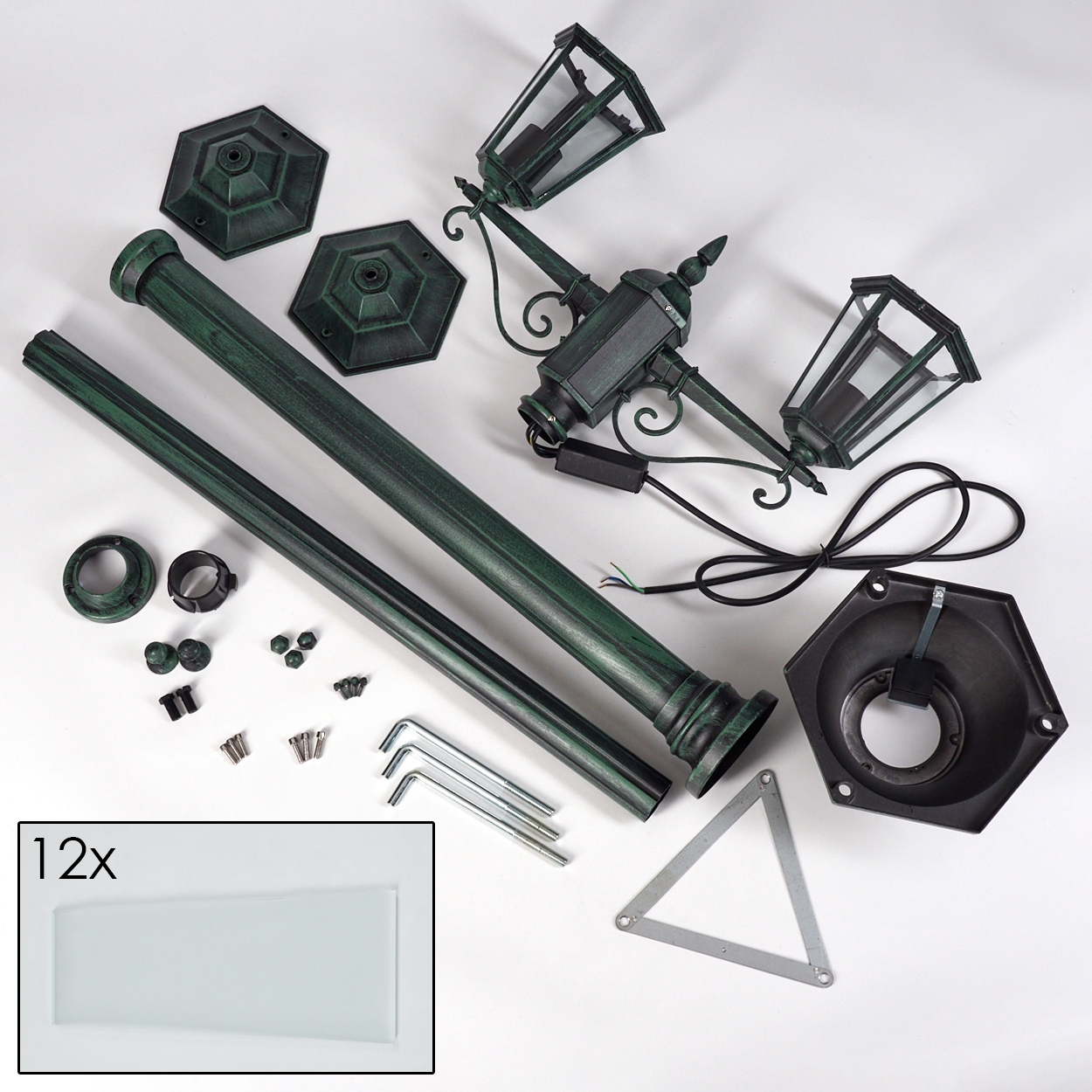 Zerlegte Lampenteile: ein Sockel, ein Pfosten, ein Lampenkopf, Glas, Schrauben und Werkzeuge.