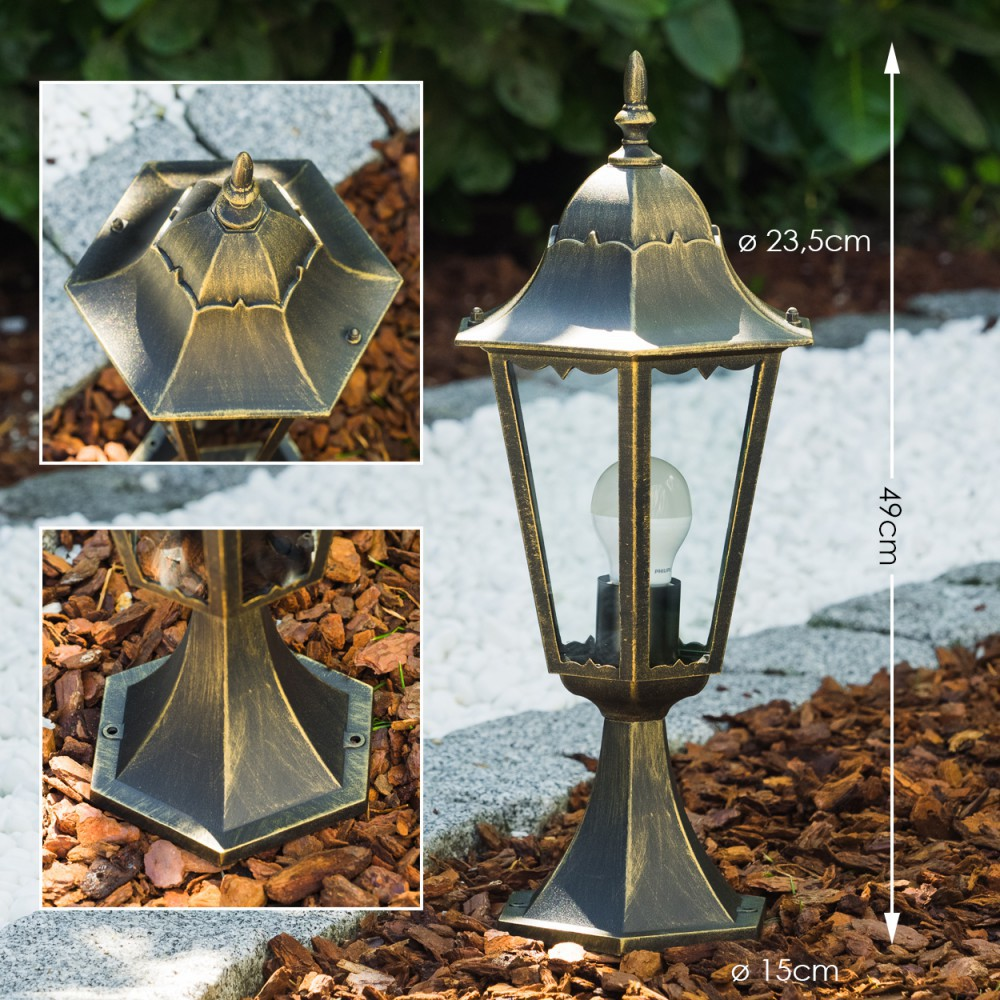 Bronze-Außenlampe auf Stein- und Mulchbeet. Abmessungen angegeben.