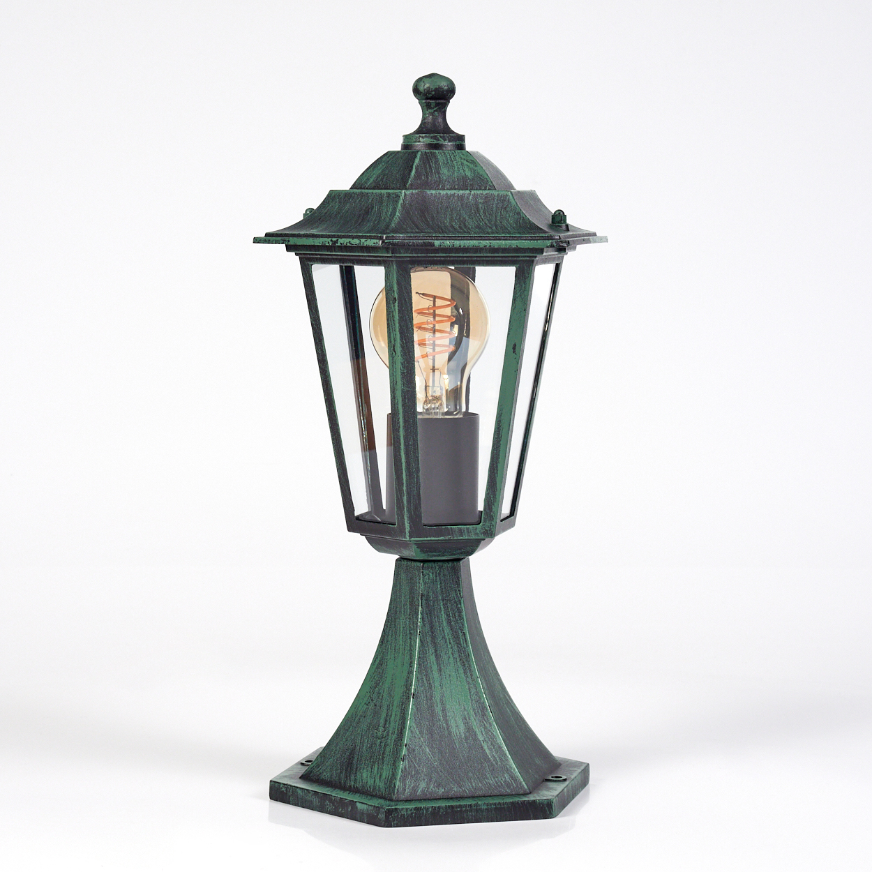 Grüne Außenlampe mit Edison-Glühbirne.