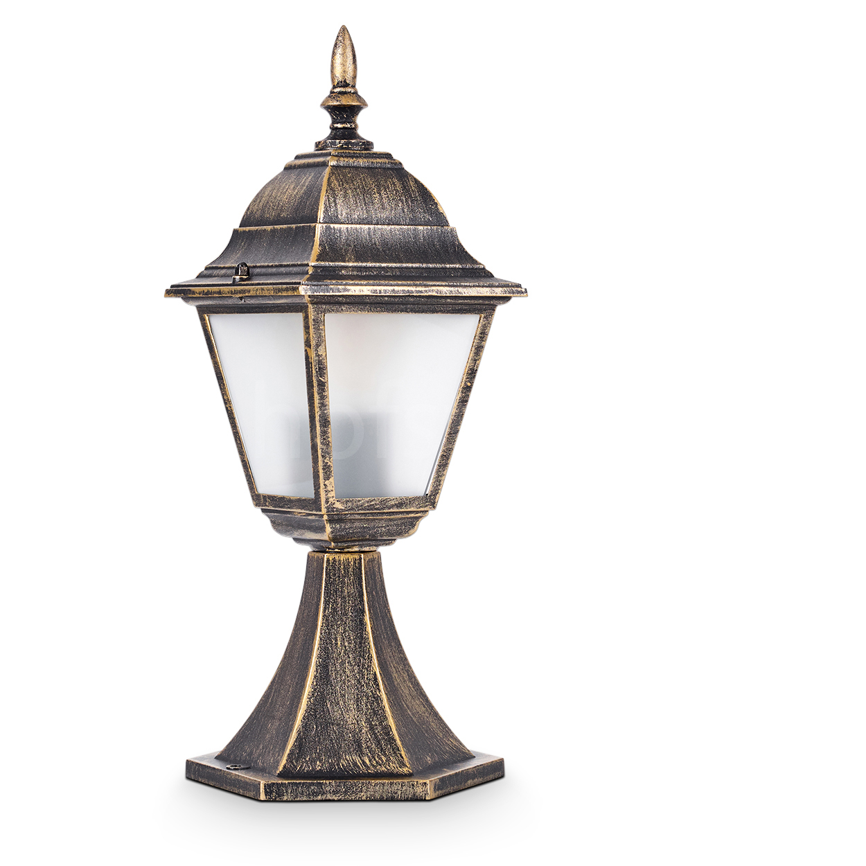 Goldene Außenlampe auf weißem Hintergrund. Die Lampe hat klares Glas und eine dekorative Spitze.