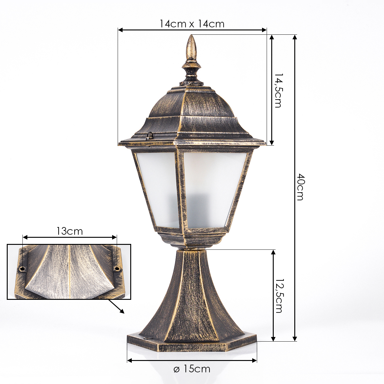 Außenlampe mit Abmessungen. Die Lampe ist golden mit quadratischer Basis. Inklusive Höhen- und Breitenmessungen.