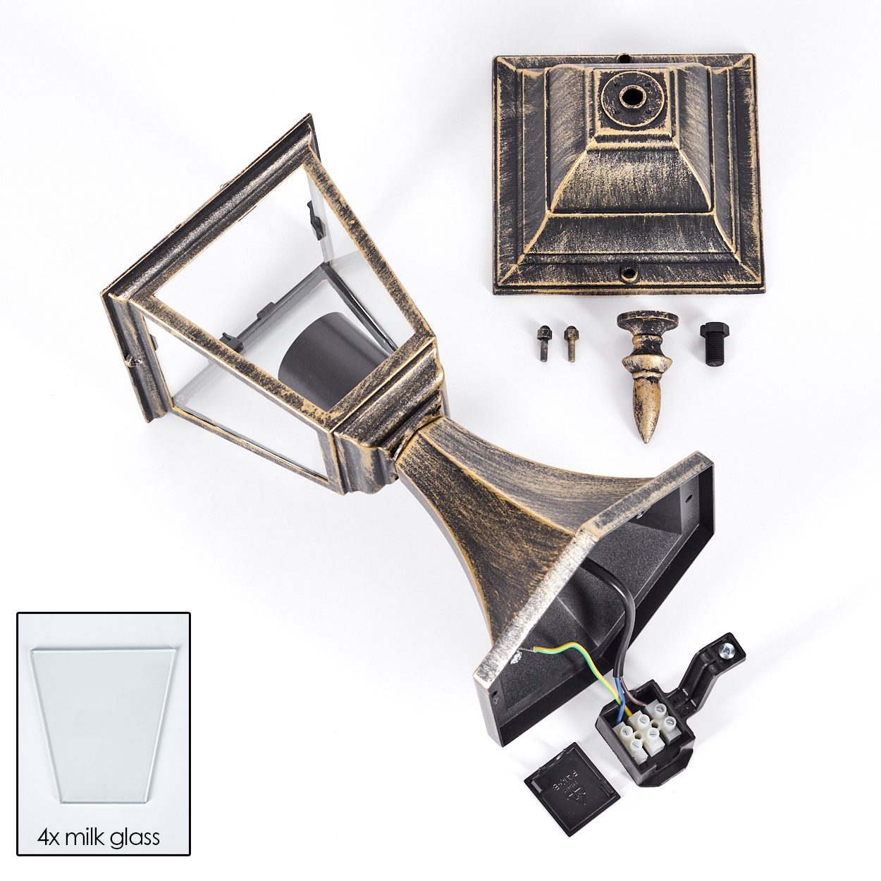 Zerlegte Außenlampe. Komponenten umfassen Basis, Glasscheiben, Fassung und dekorative Spitze. Weißer Hintergrund.