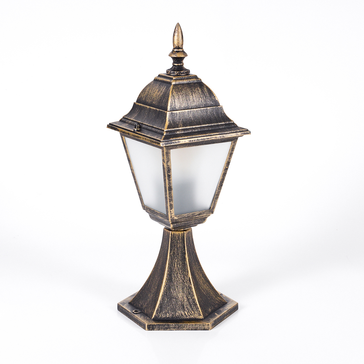Eine bronzefarbene Außenlampe mit Glasscheiben auf weißem Hintergrund.