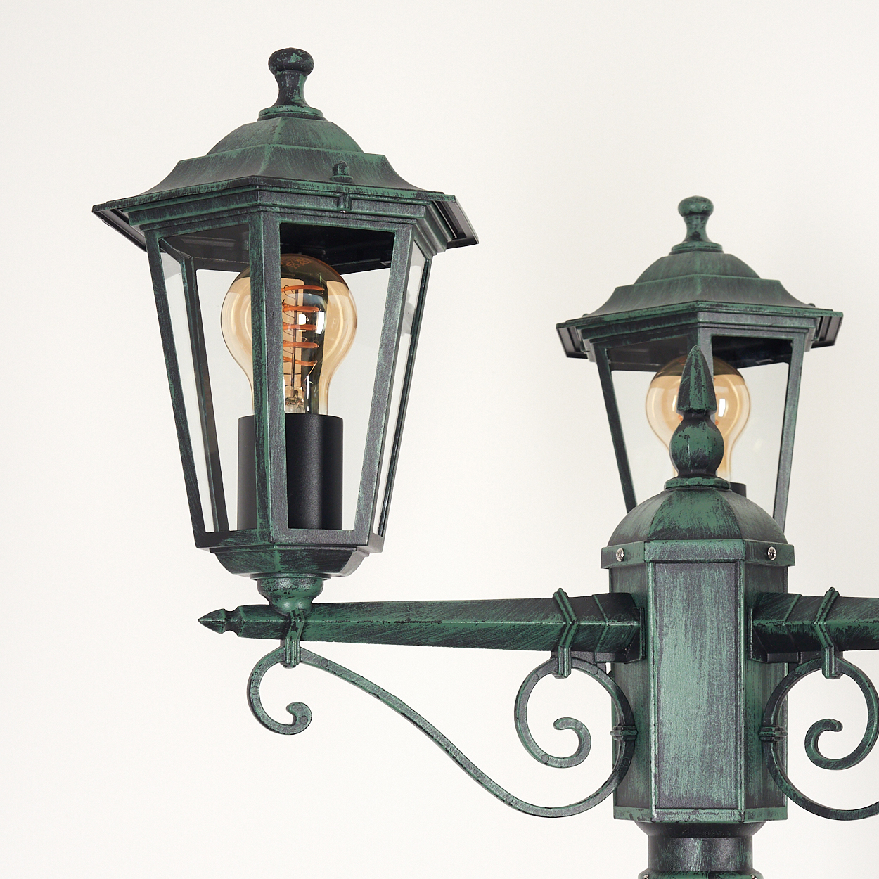 Nahaufnahme einer grünen Lampe mit sichtbarer Glühbirne.