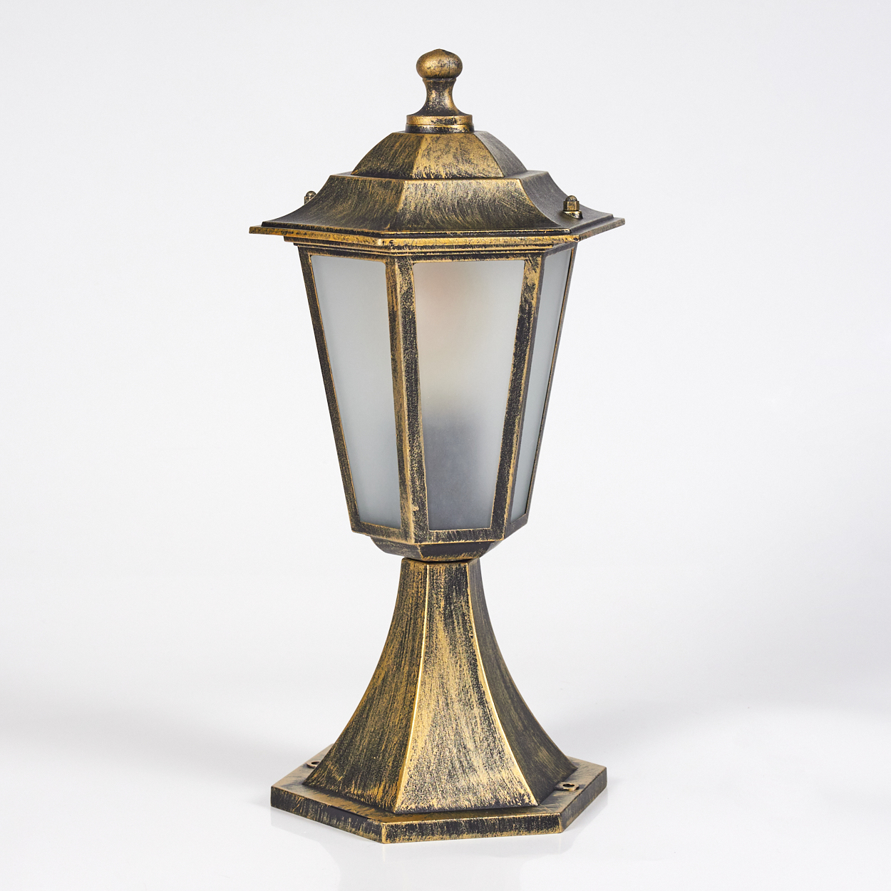Bronzefarbene Lampe auf weißem Hintergrund. Klassisches Design, Milchglas.