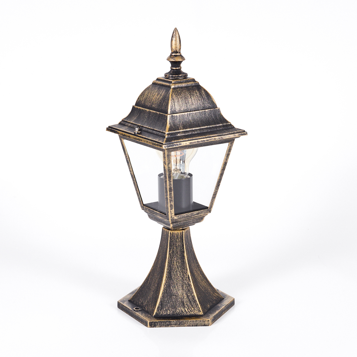 Bronze-Lampe auf weißem Grund. Milchglas-Einfassung, Glühbirne.