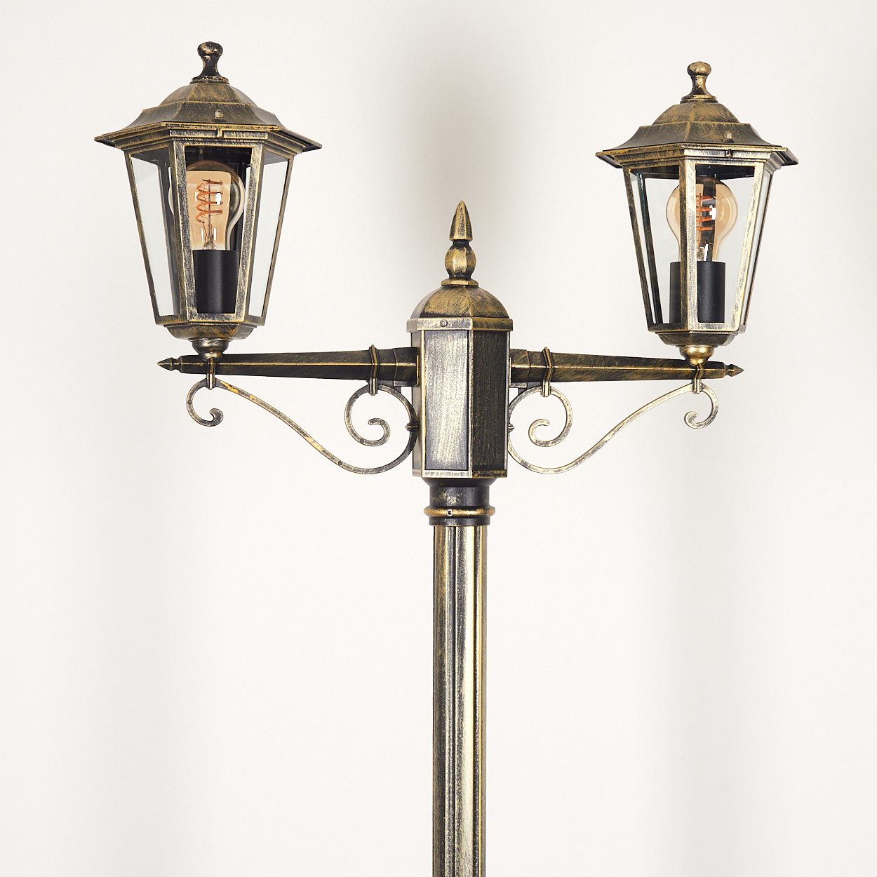 Zwei-Licht-Außenlampe mit Glühbirnen, Gold und Schwarz, auf weißem Hintergrund.