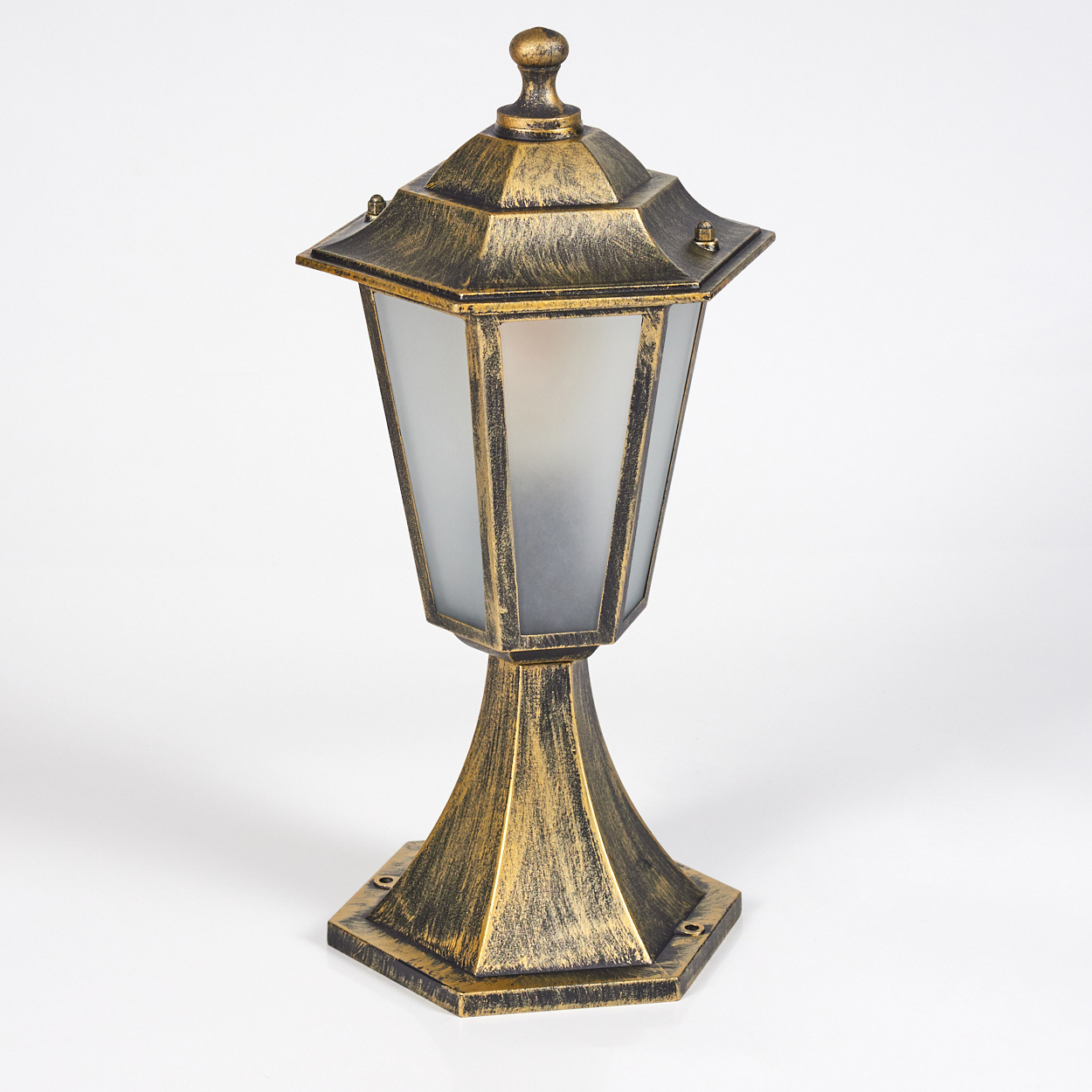Goldene Außenlampe mit Milchglas, stehend auf weißer Oberfläche.