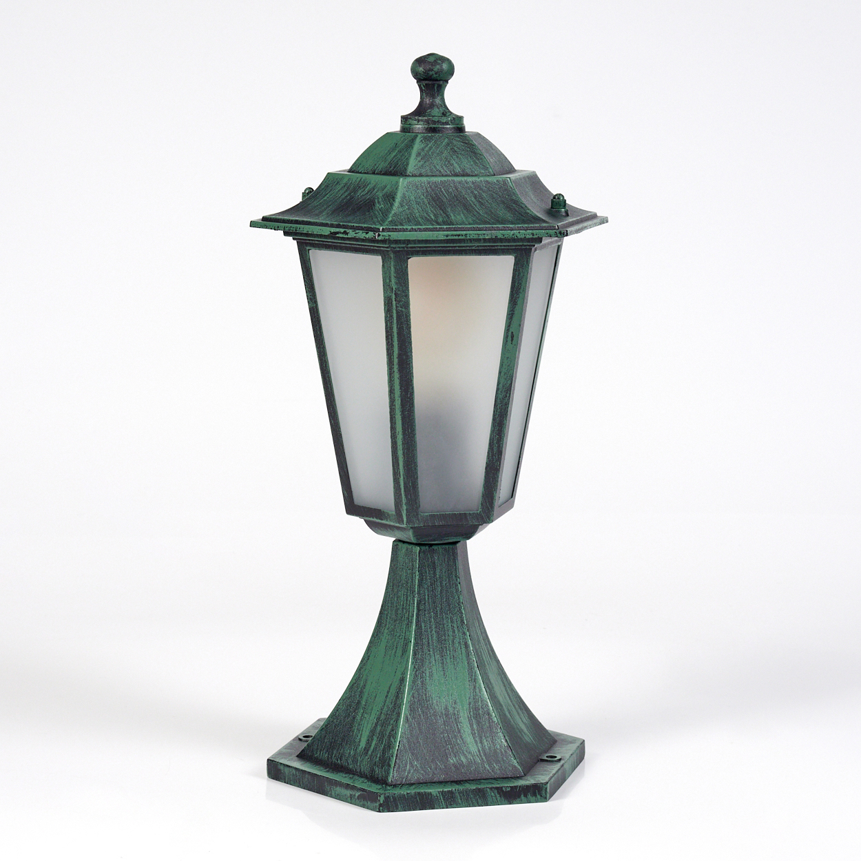 Eine grüne Außenlampe auf weißem Hintergrund.