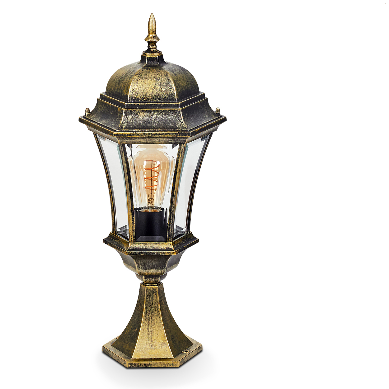 Eine goldfarbene Außenlampe mit einer Glühbirne im Inneren, isoliert auf weißem Hintergrund.
