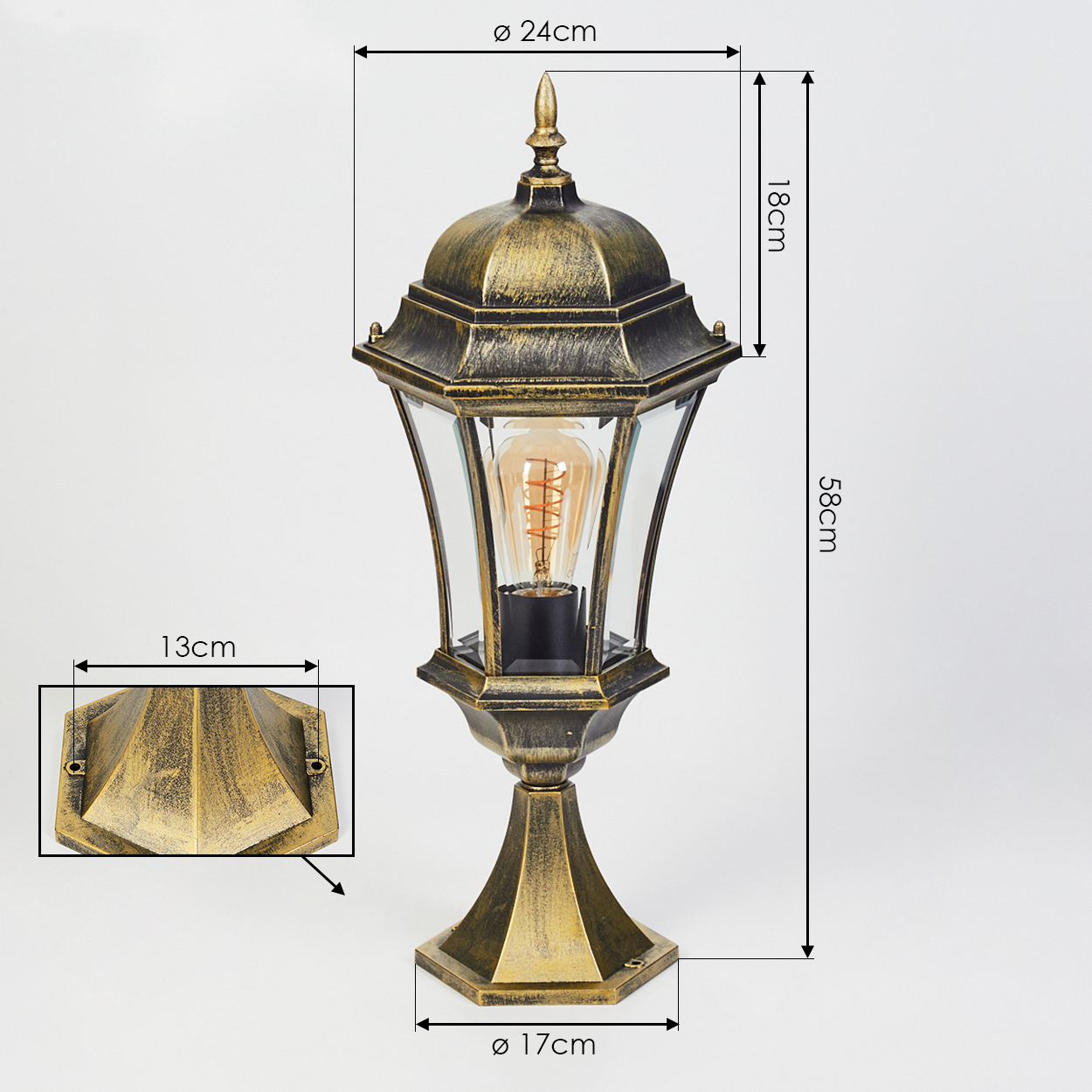 Gold-schwarze Außenlampe mit Bemaßung. Auf weißem Hintergrund, mit Glühbirne.
