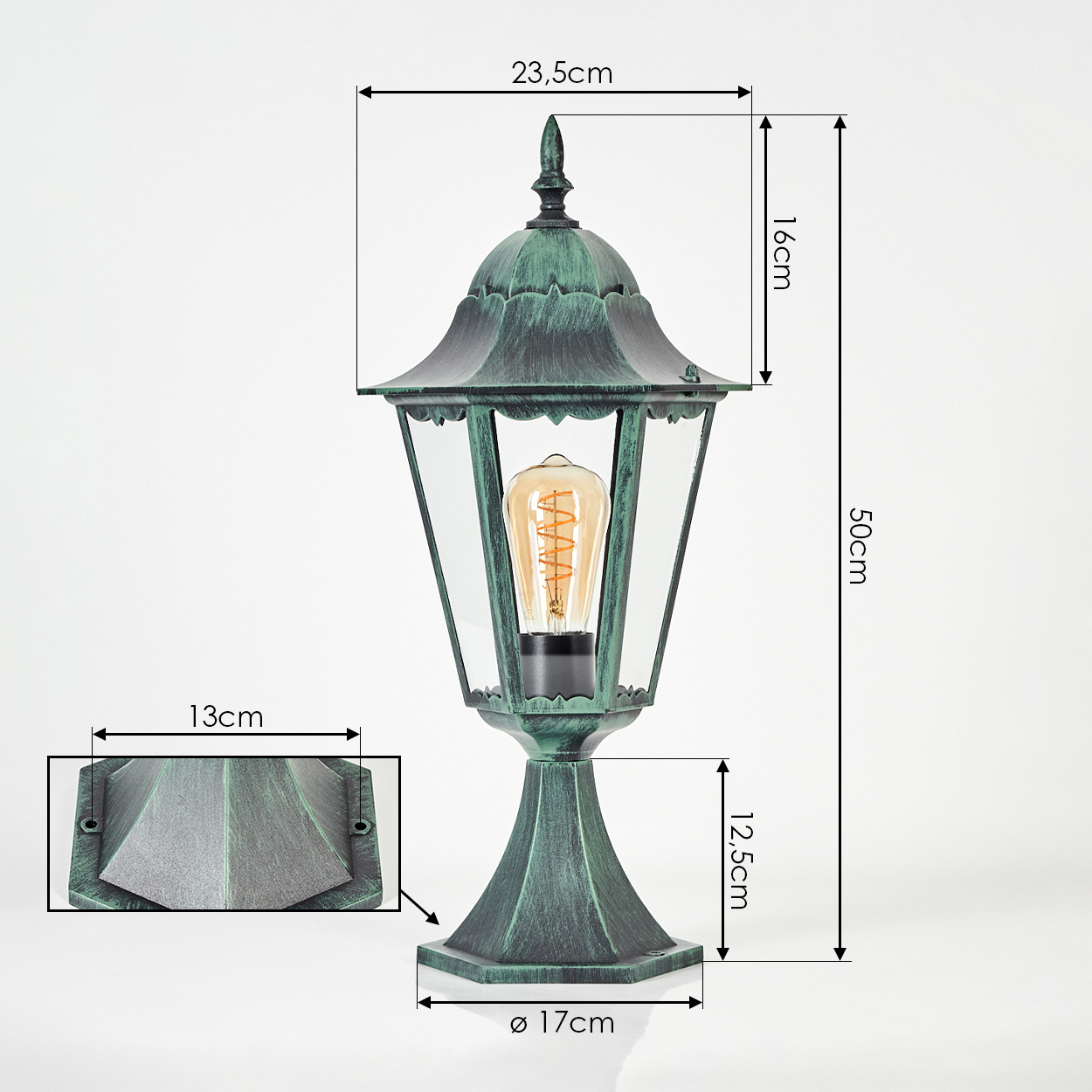 Grüne Außenlampe mit Maßen. Glasscheiben umgeben eine Glühbirne. Der Sockel ist sechseckig.