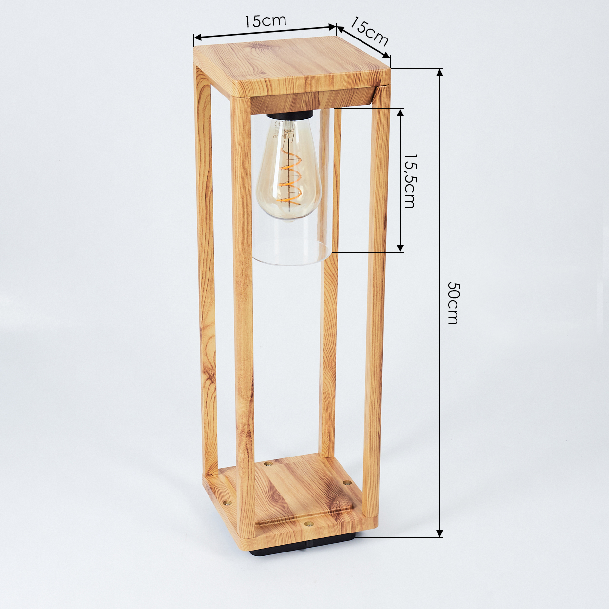 Holzlampe mit markierten Abmessungen. Mit Glühbirne im Glaszylinder. Auf weißer Oberfläche platziert.