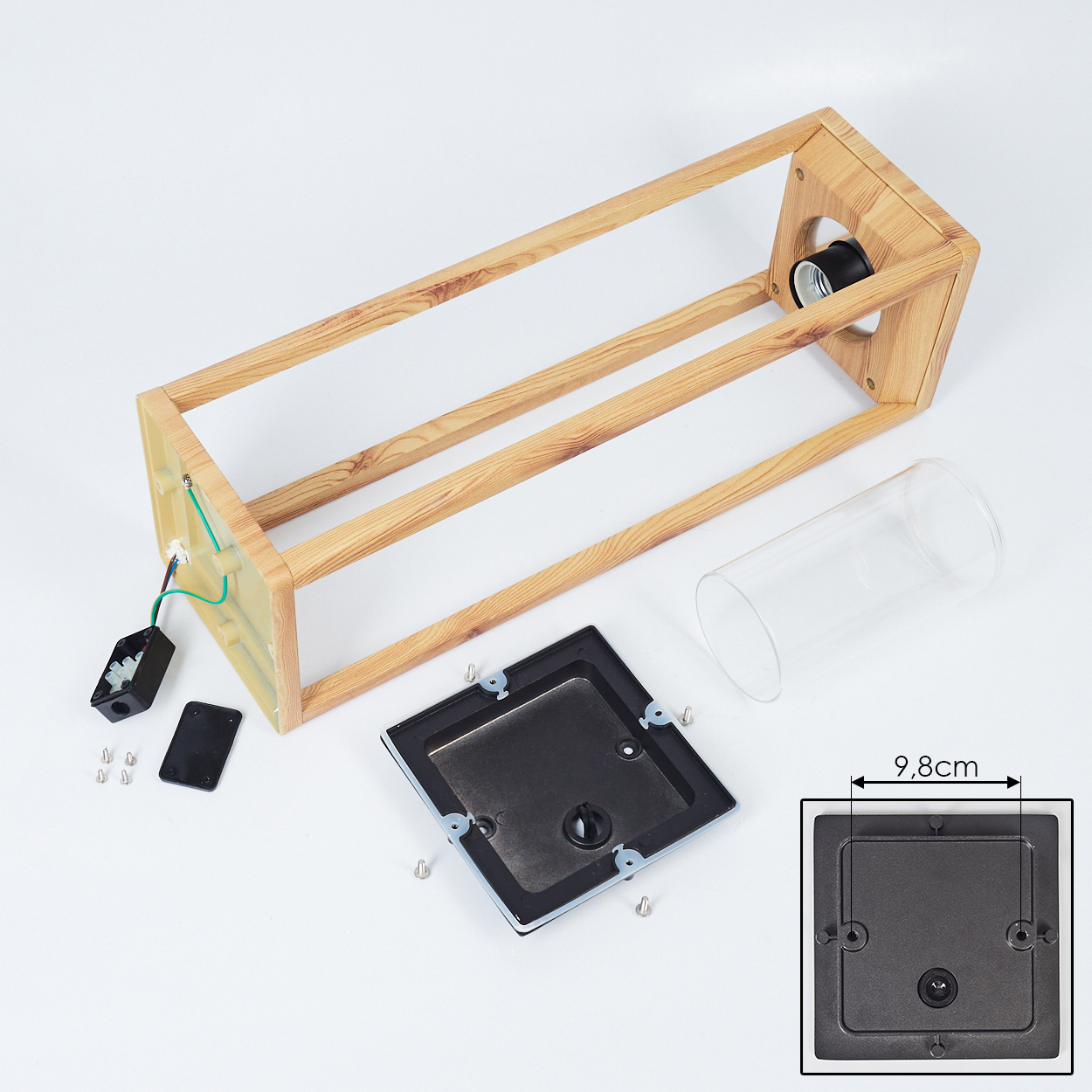 Zerlegte Holzlampe. Komponenten: Holzrahmen, Glaszylinder und Sockel mit Verkabelung und Schrauben.